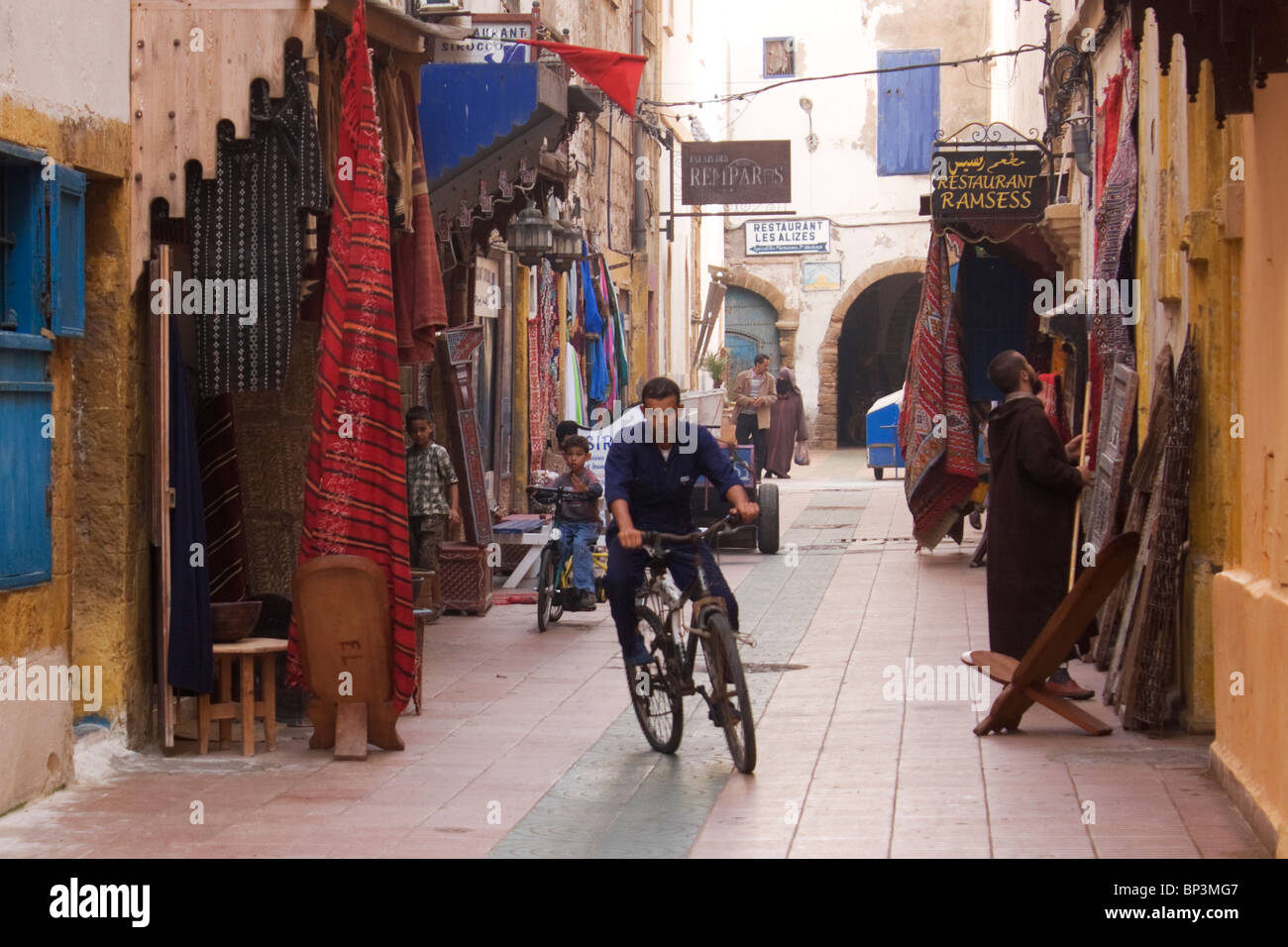 Mann auf dem Fahrrad in Souks in Essaouira Stockfoto