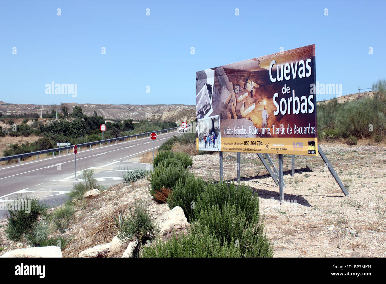 Am Eingang zur Höhle System (La Cuevas) zu unterzeichnen, in der Nähe von Sorbas, Nijar Provinz Andalusien Spanien Stockfoto