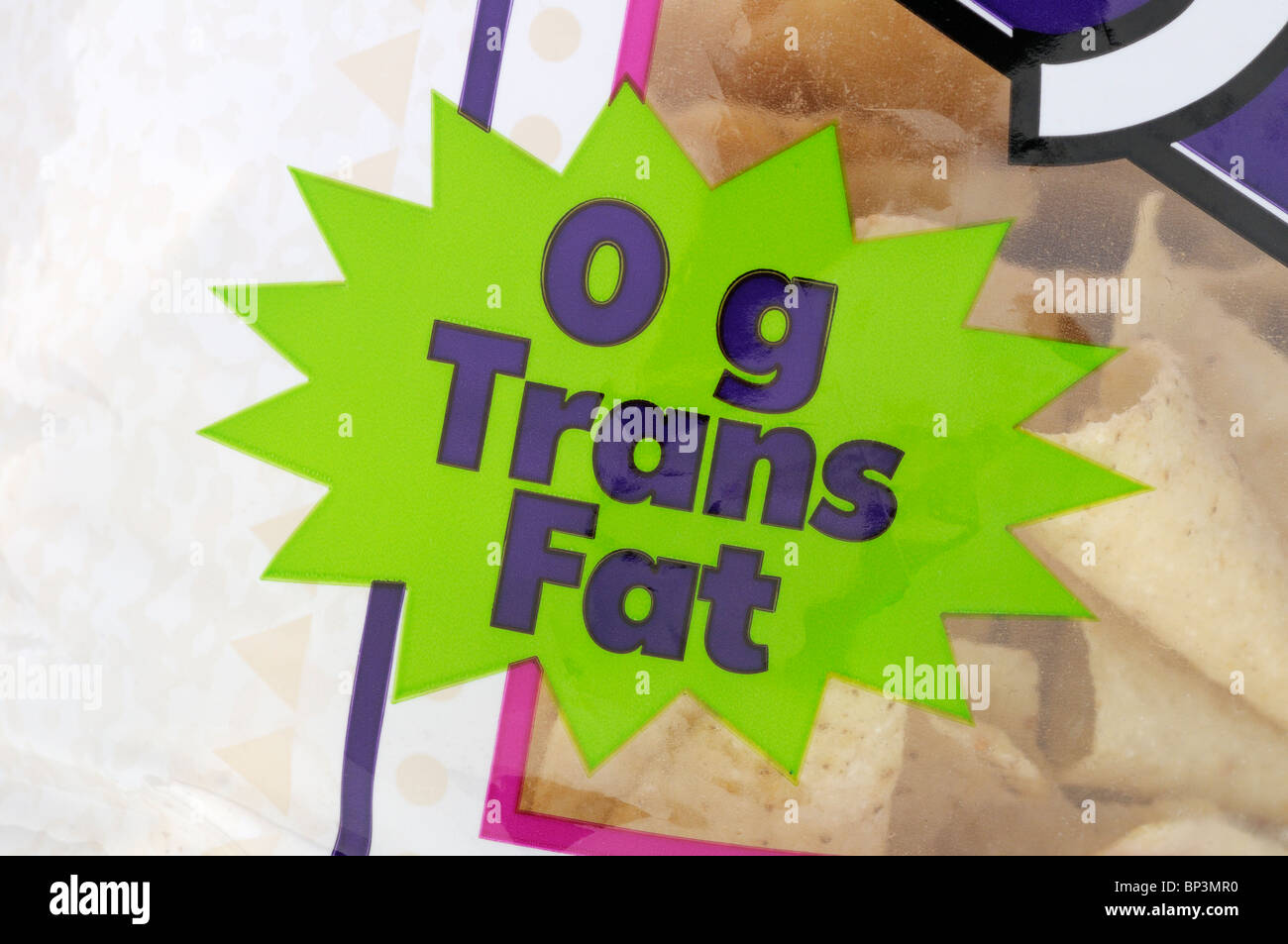 Verpackungsetikett besagt, dass die beiliegenden Tortillachips keine Trans-Fettsäuren enthalten. Stockfoto