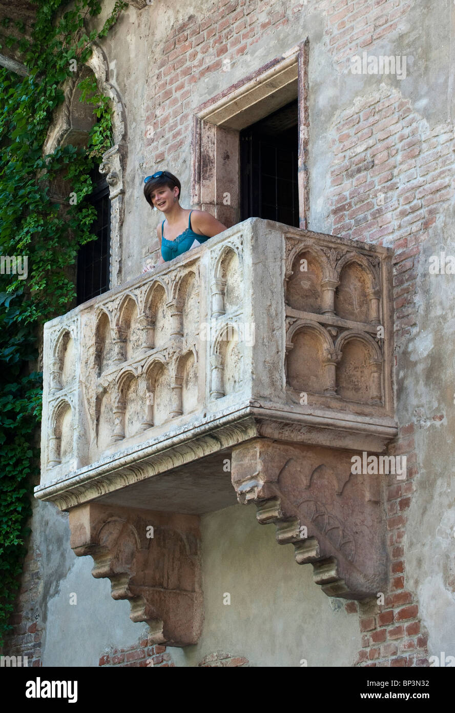Eine Frau Auf Dem Balkon Julias Haus Verona Italien Stockfoto