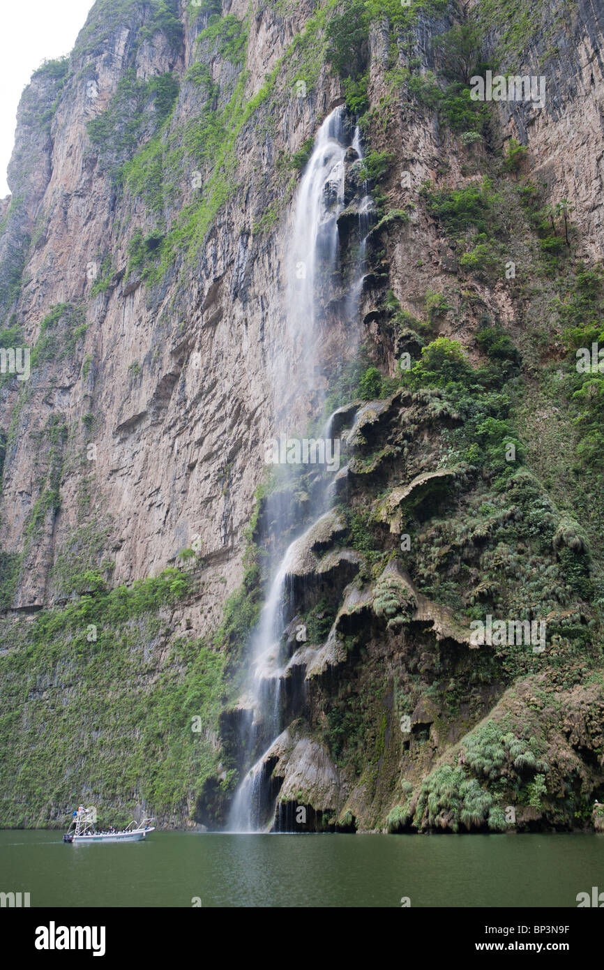 Ein Boot mit Touristen Navigatng auf einer Tour durch den Sumidero Canyon, Chiapas, Mexiko, in der Nähe der Bildung genannt Weihnachtsbaum. Stockfoto