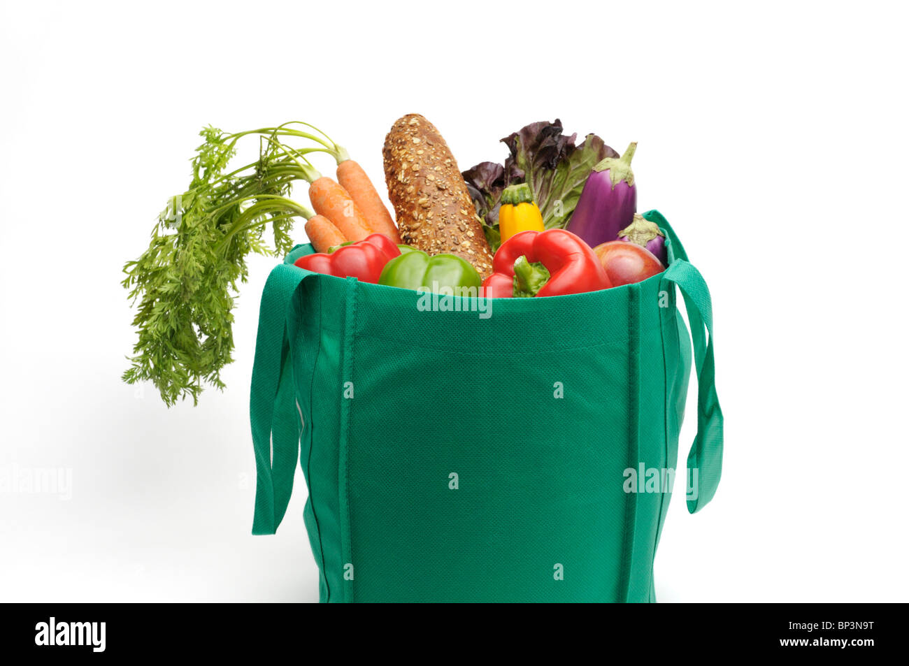 Umweltfreundliche wiederverwendbare Tasche mit frischem Obst und Gemüse. Stockfoto