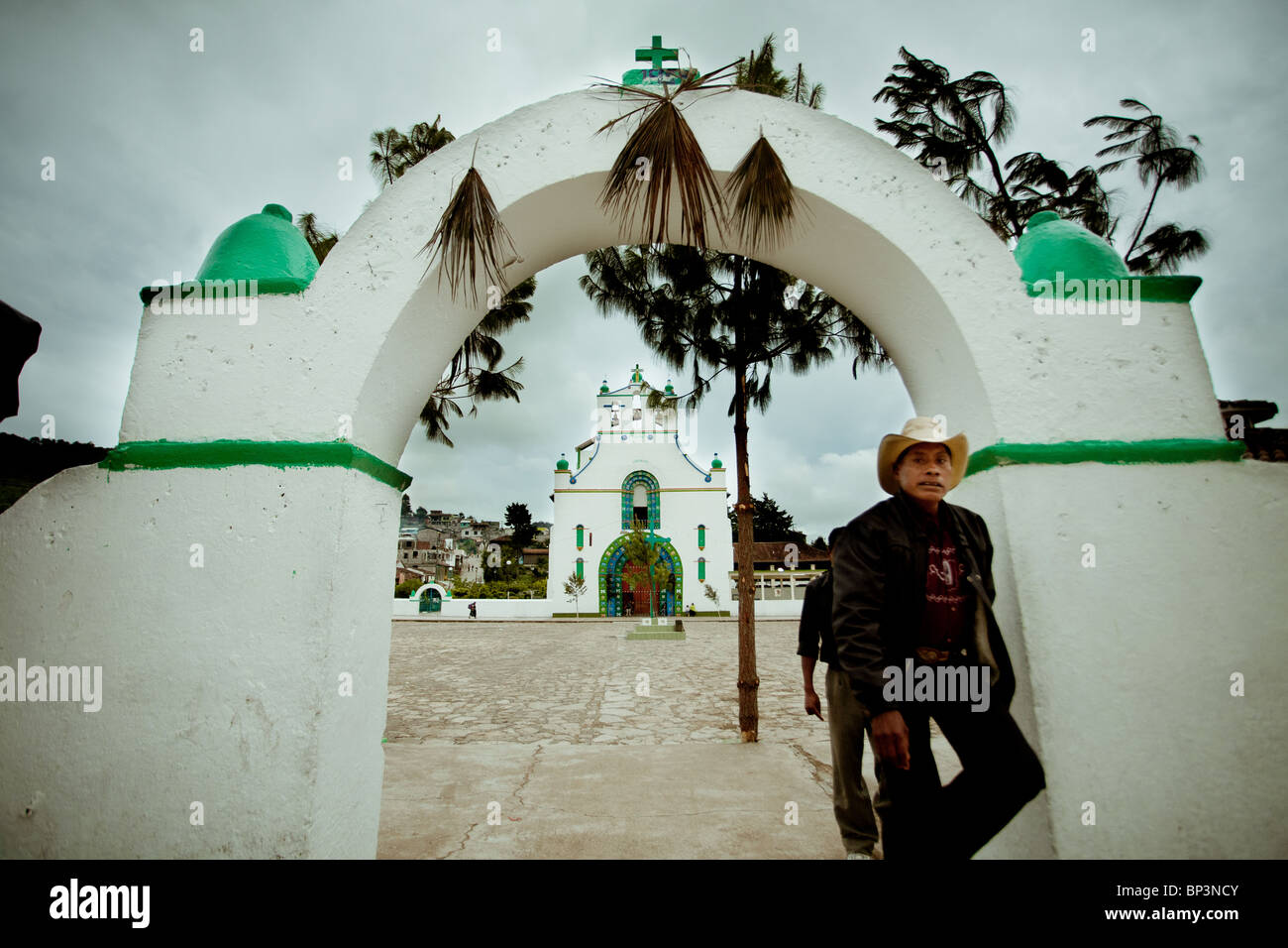 Chamulan Mann immer aus der Kirche in San Juan Chamula, Chiapas, Mexiko. Stockfoto