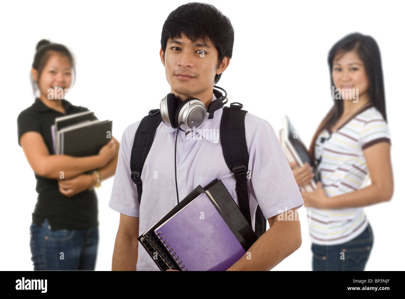 Gruppe von jungen asiatischen Studenten halten Schulbücher Stockfoto