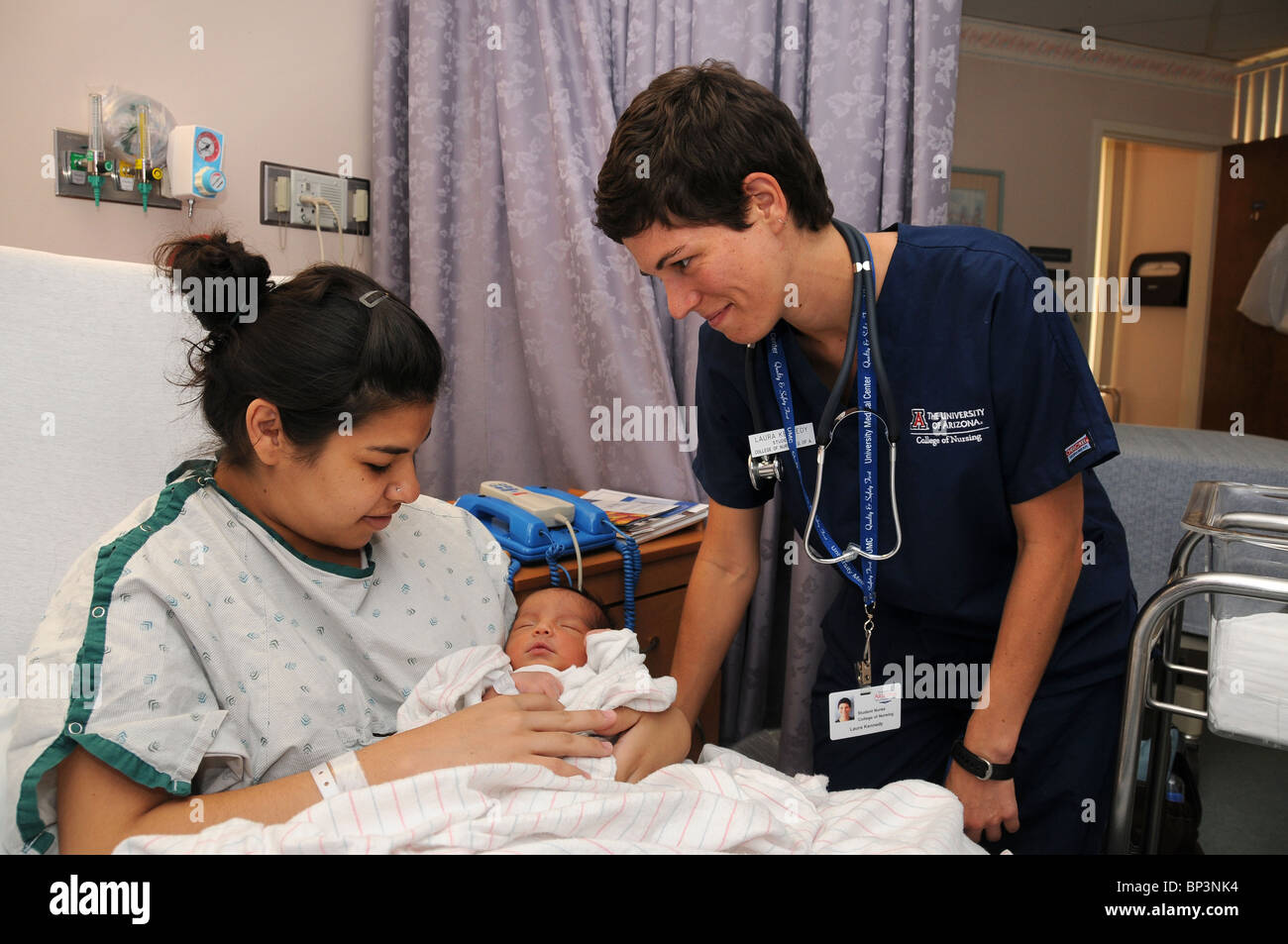 Eine Mutter und ihren 2 Tage alten Säugling mit einem Krankenschwesterschülerin in einem Krankenhaus. Stockfoto