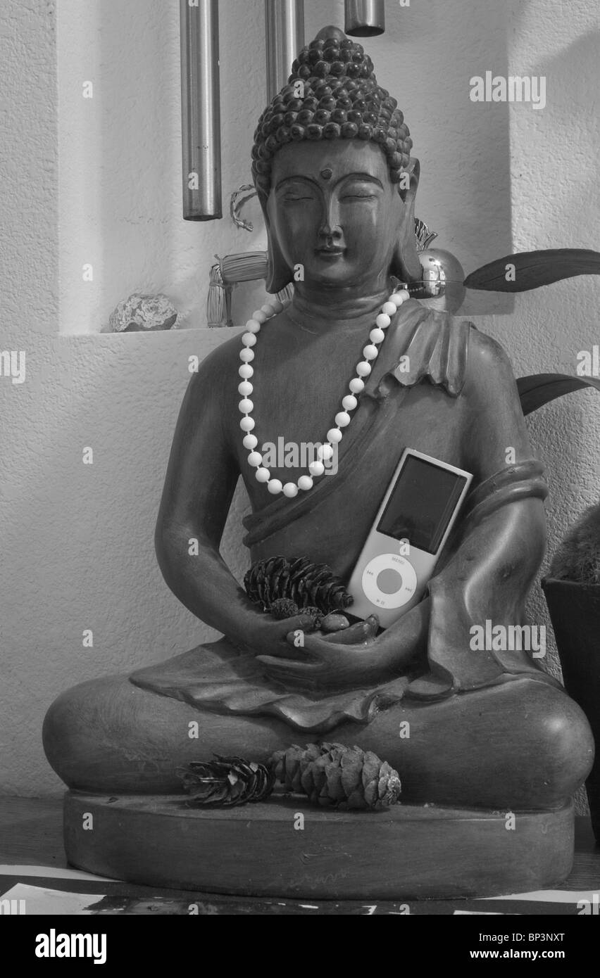 Haushalt Altar - Buddha-Statue ist dekoriert mit Perlen, Tannenzapfen und einen iPod Nano. Die "Dressings" wechseln jede Woche Stockfoto