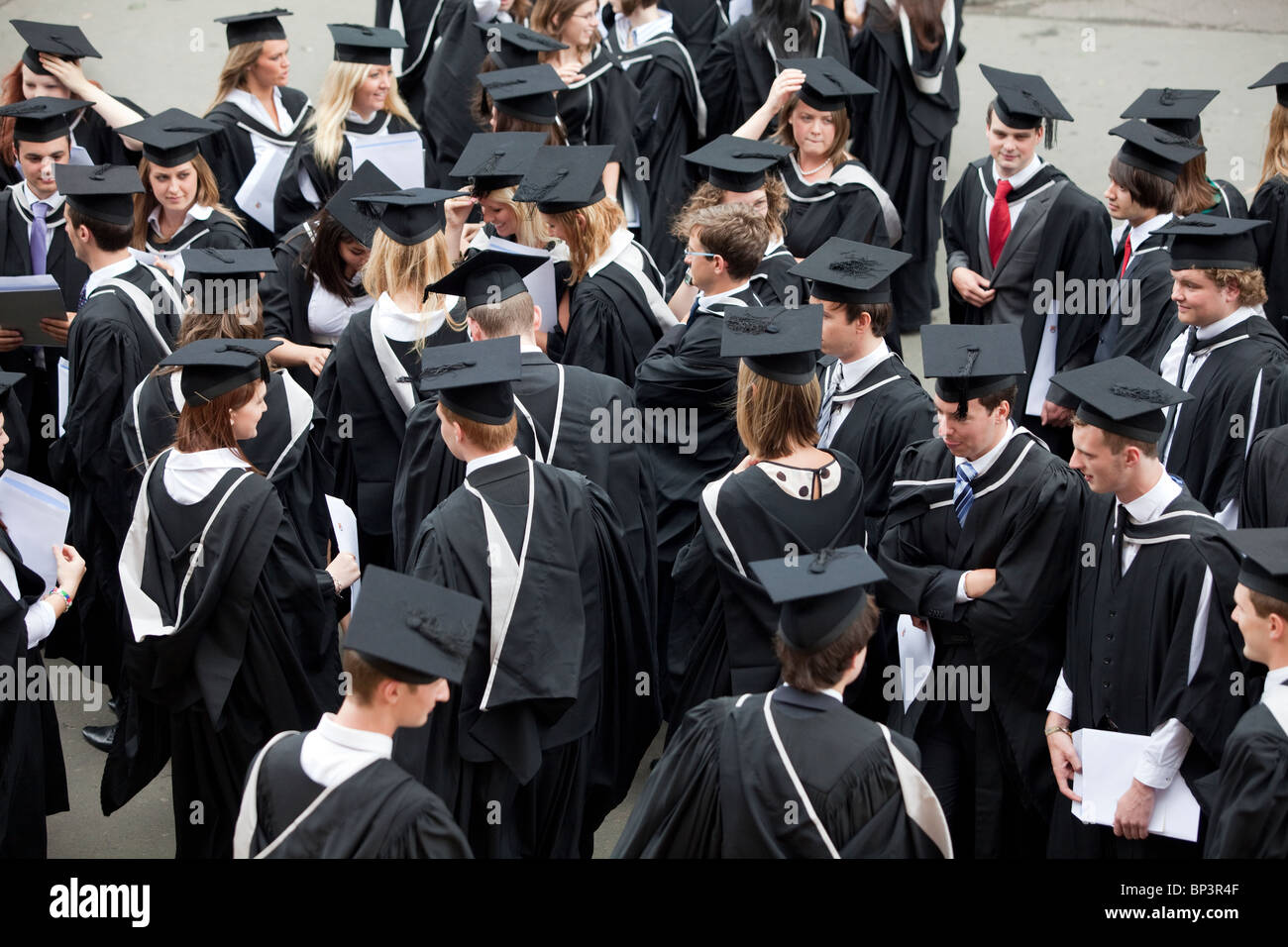 Absolventinnen und Absolventen sammeln an der University of Birmingham, UK, nach der Abschlussfeier. Stockfoto