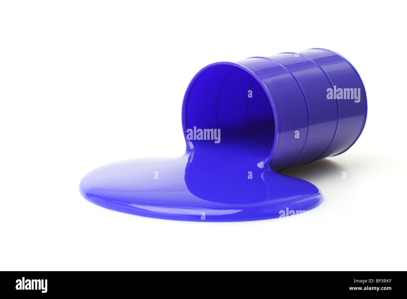 Blaue Farbe Schlamm verschüttet vom Container auf weißem Hintergrund Stockfoto