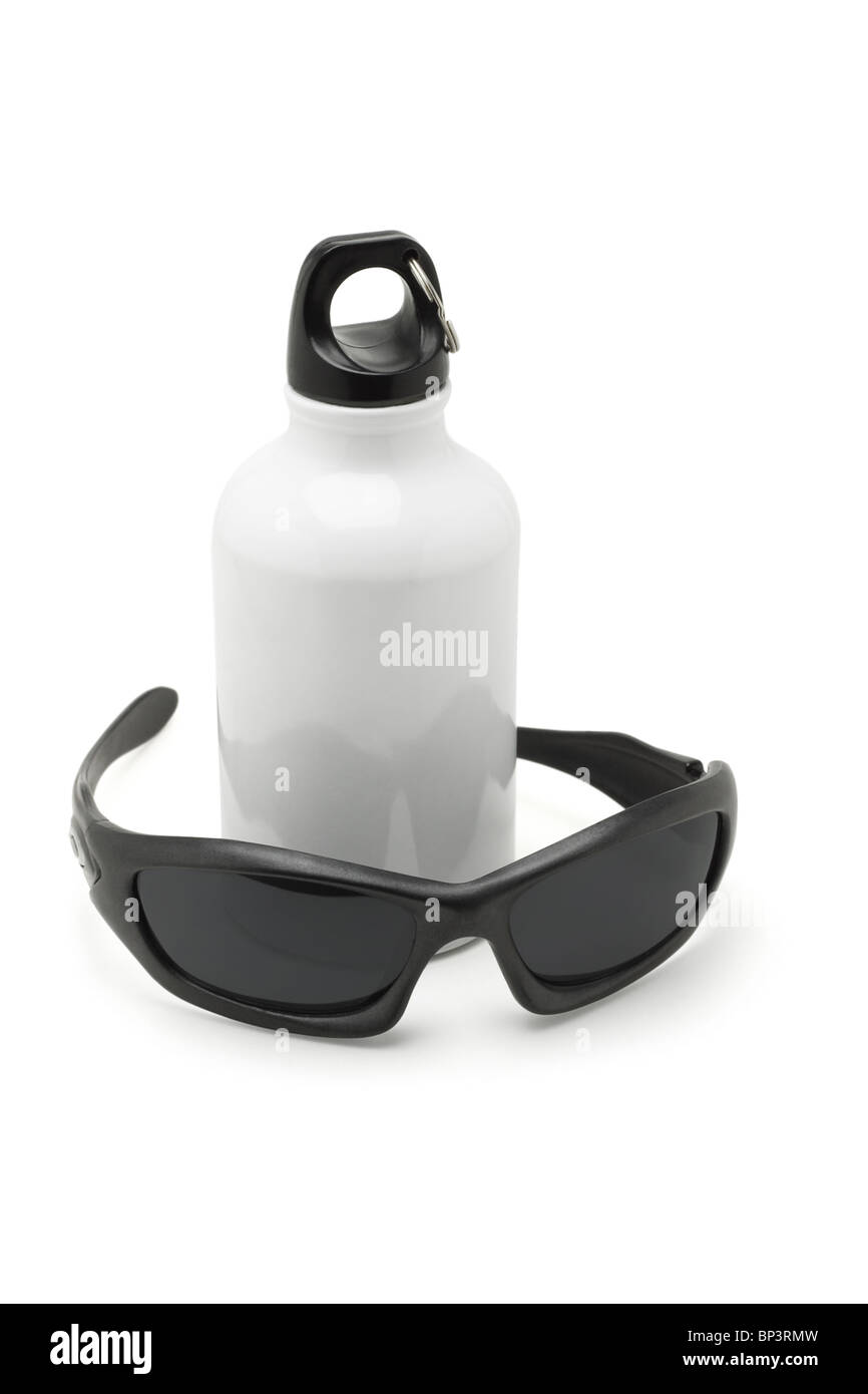 Metall Wasserflasche und sportliche Sonnenbrille auf weißem Hintergrund Stockfoto