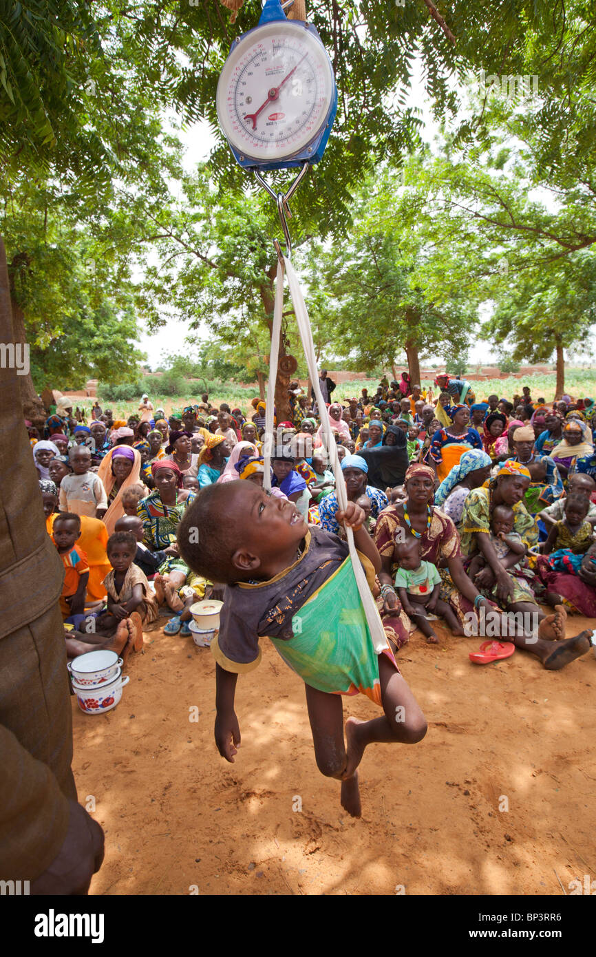 Wiegen und unterernährte Babys und Kinder an der Fütterung Centre in Niger Kade Bade zu beurteilen. Stockfoto