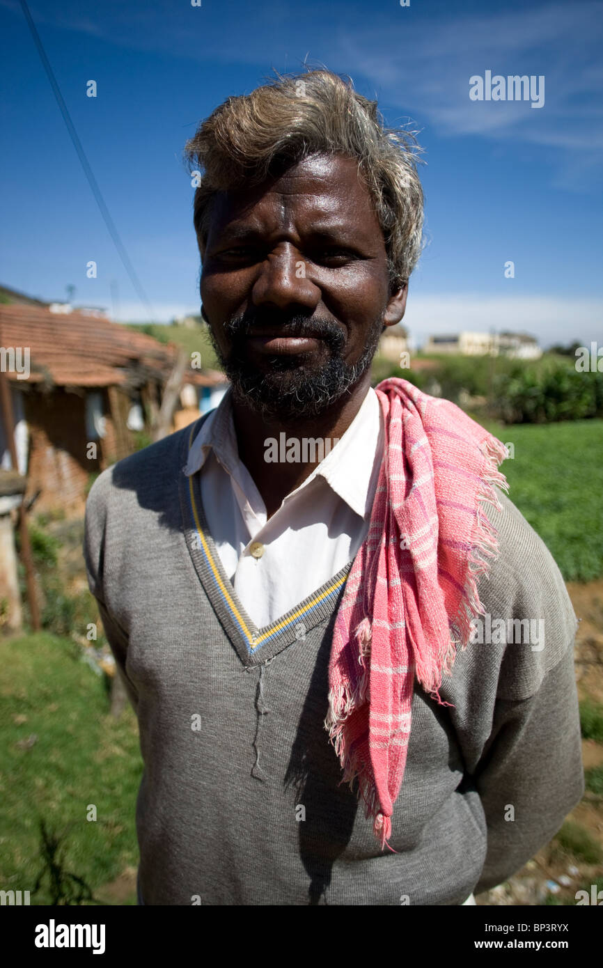 Porträt von einem indischen Mann in einem kleinen Dorf auf den Hügeln rund um Ooty, Tamil Nadu, Indien. Stockfoto