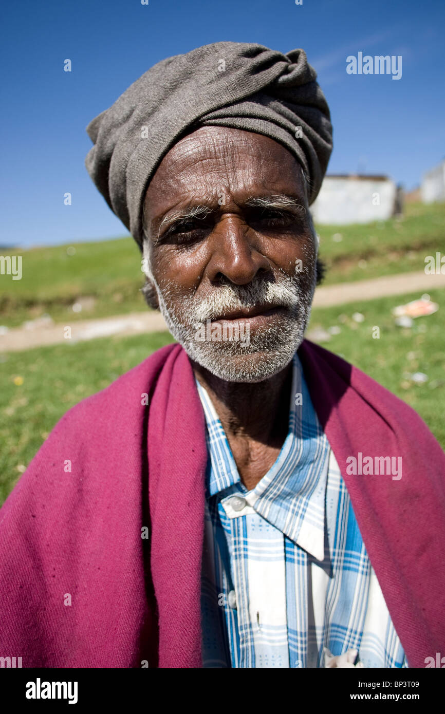 Ein Porträt von einem indischen Mann in einem kleinen Dorf auf den Hügeln rund um Ooty im Nilgiris Bezirk, Tamil Nadu, Indien. Stockfoto