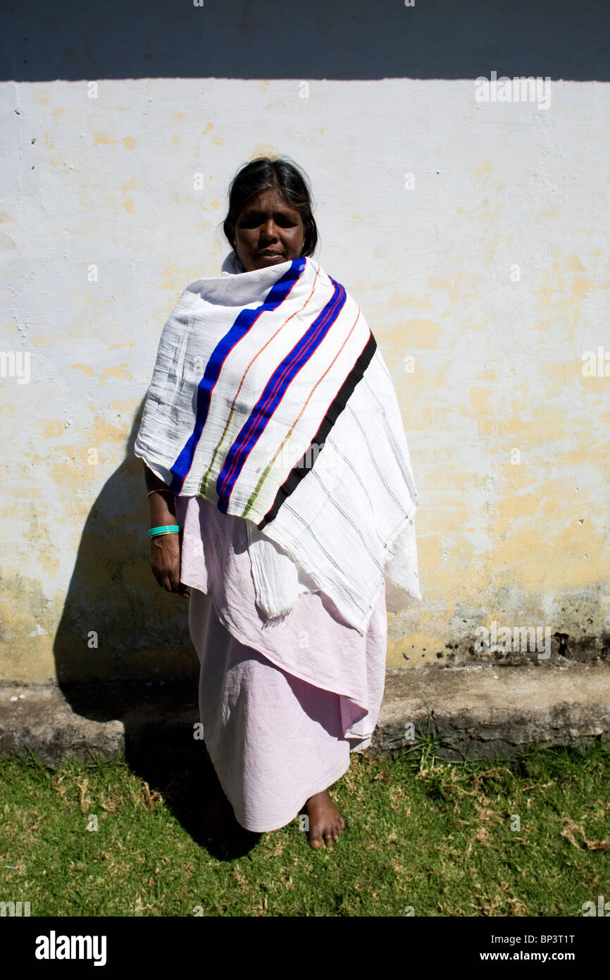 Porträt einer indischen Frau des Stammes KOTHAS Tracht auf den Hügeln des Bezirks Nilgiri, Tamil Nadu. Stockfoto