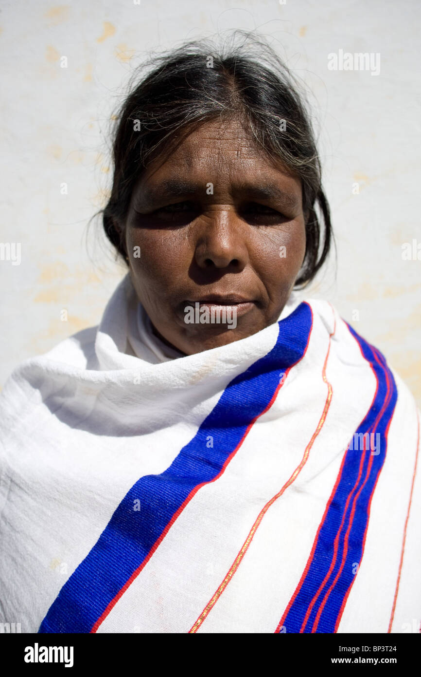 Porträt einer indischen Frau des Stammes KOTHAS Tracht auf den Hügeln des Bezirks Nilgiri, Tamil Nadu. Stockfoto
