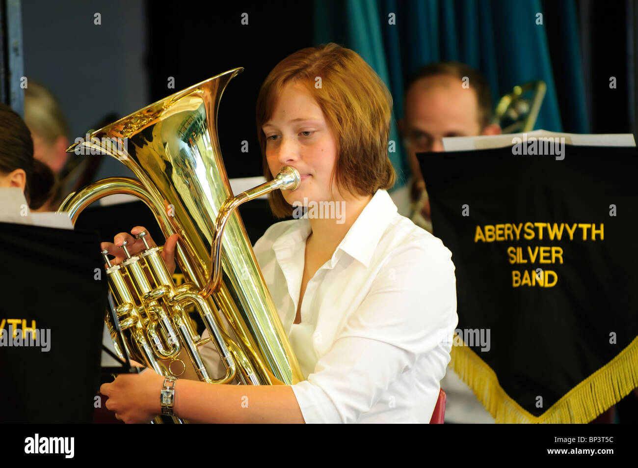 Brass Band oder Silber Band-eine junge Frau Musiker spielen Waldhorn, Aberystwyth Wales UK Stockfoto