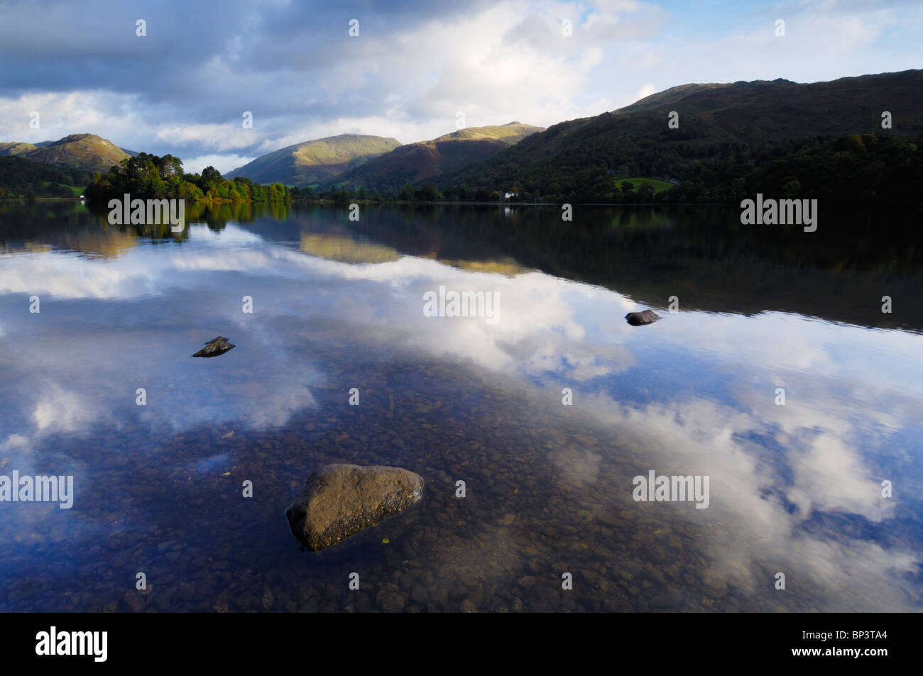 Am frühen Morgen Herbst Sonne beleuchtet die Berge in Grasmere in The Lake District National Park Cumbria England. Stockfoto