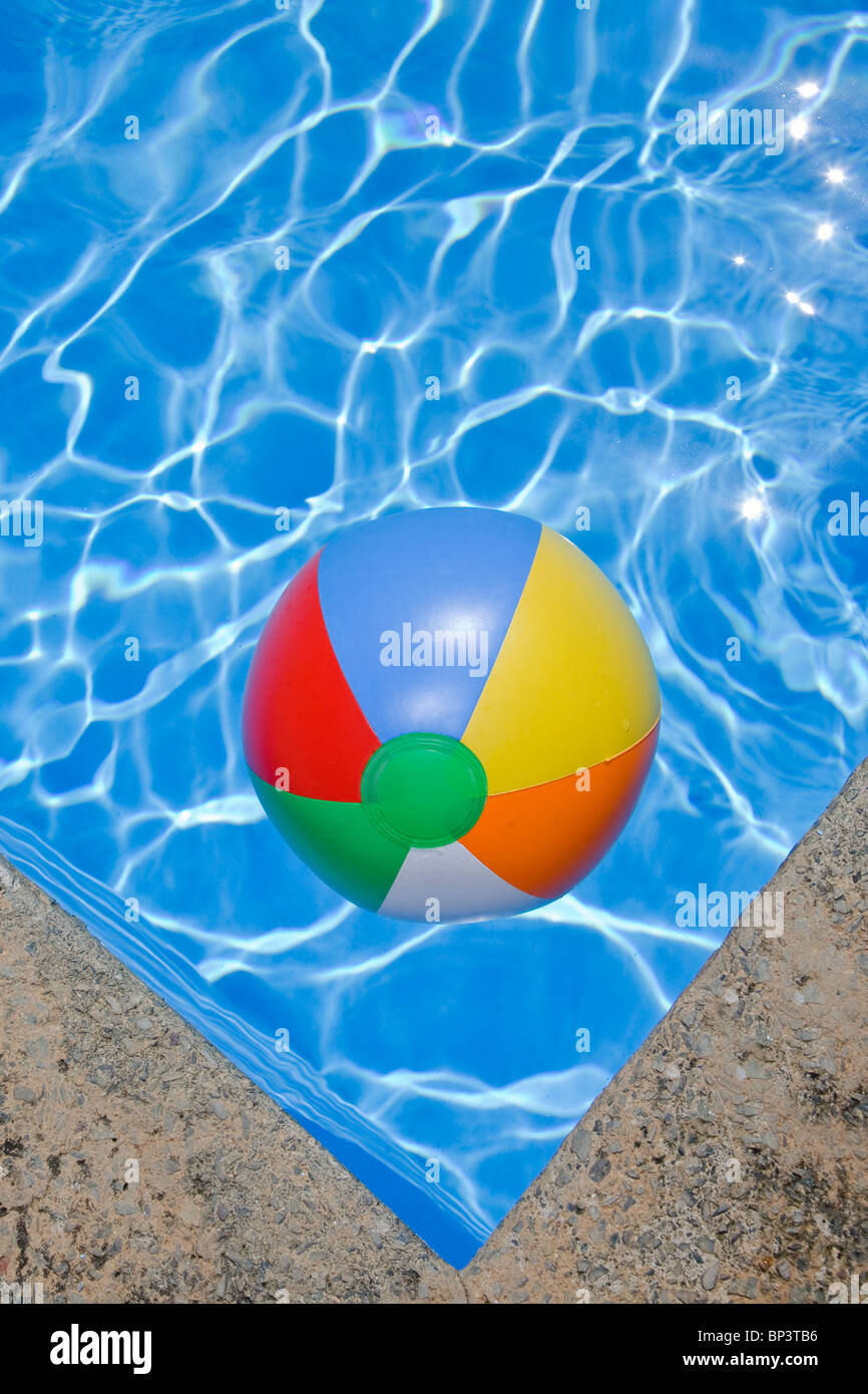 Hellen blauen Swimmingpool Withj ein Beachball in der Ecke Stockfoto