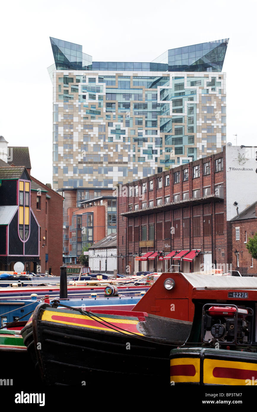Das Cube-Gebäude erhebt sich über Gas-Straße-Kanal-Becken in Birmingham, UK Stockfoto