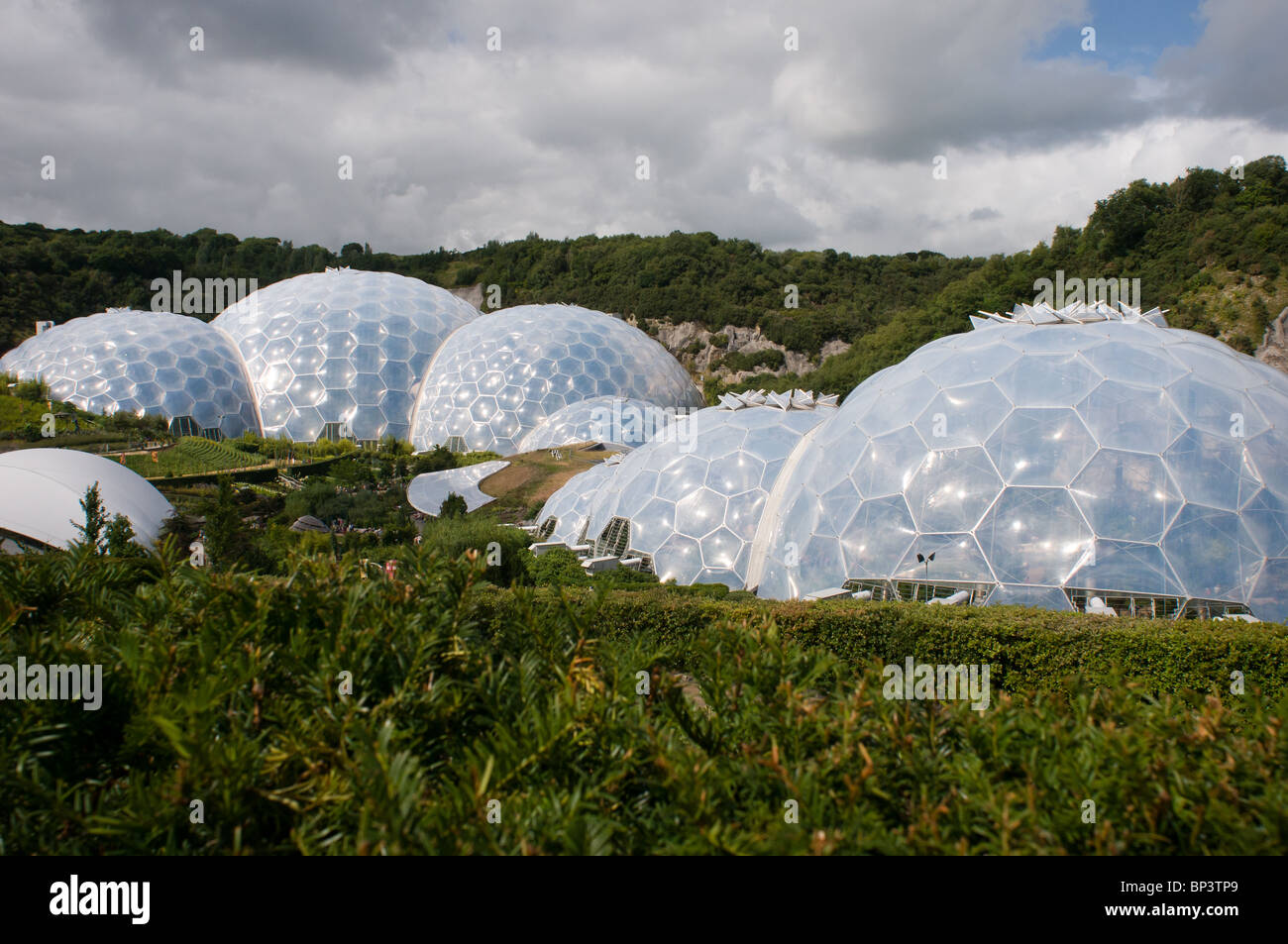 Außenansicht der tropischen und mediterranen Biome bei The Eden Project, in der Nähe von St Austell, Cornwall, UK Stockfoto