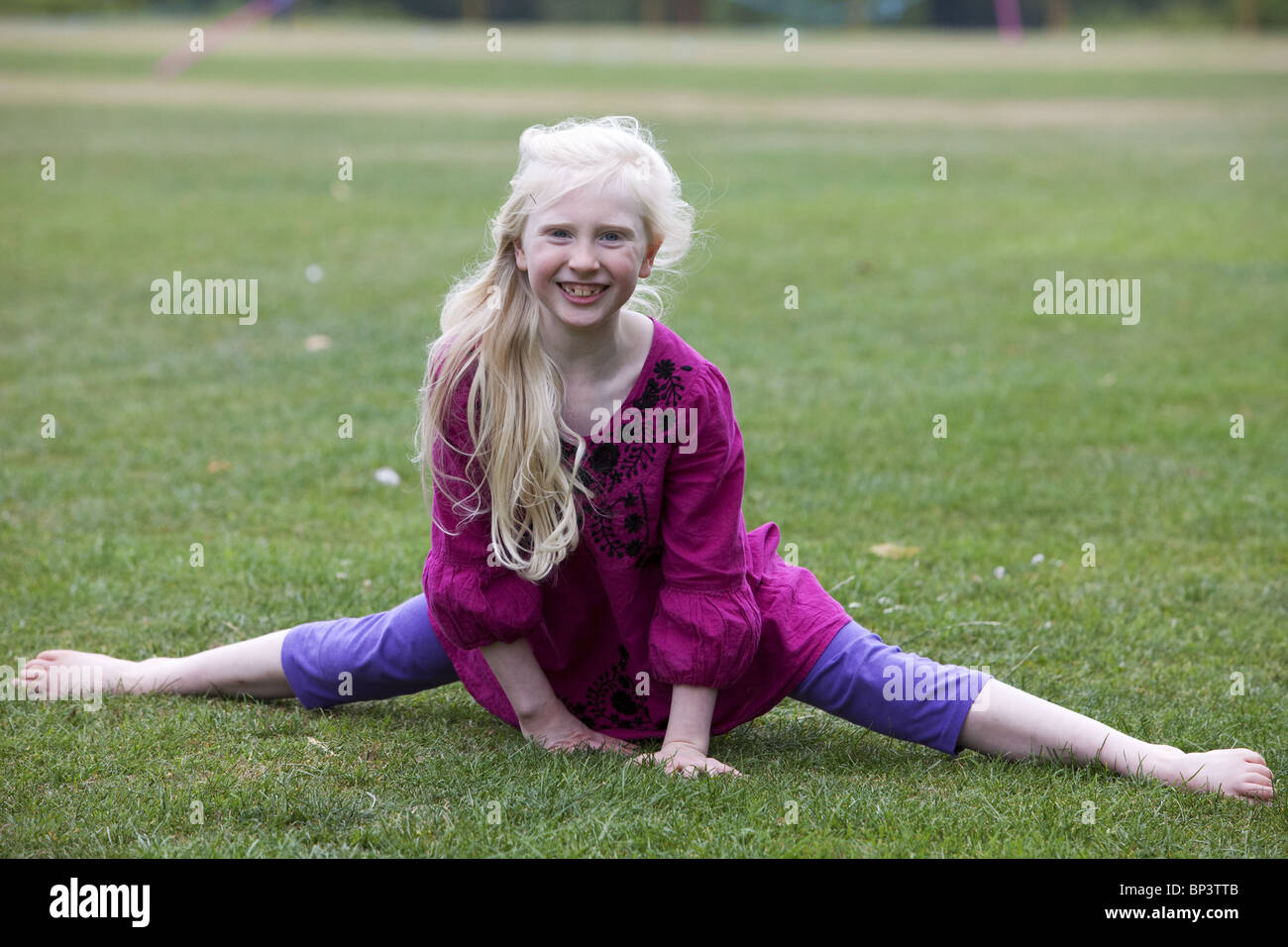 Blonde Mädchen Vorformen Gymnastik Stockfoto