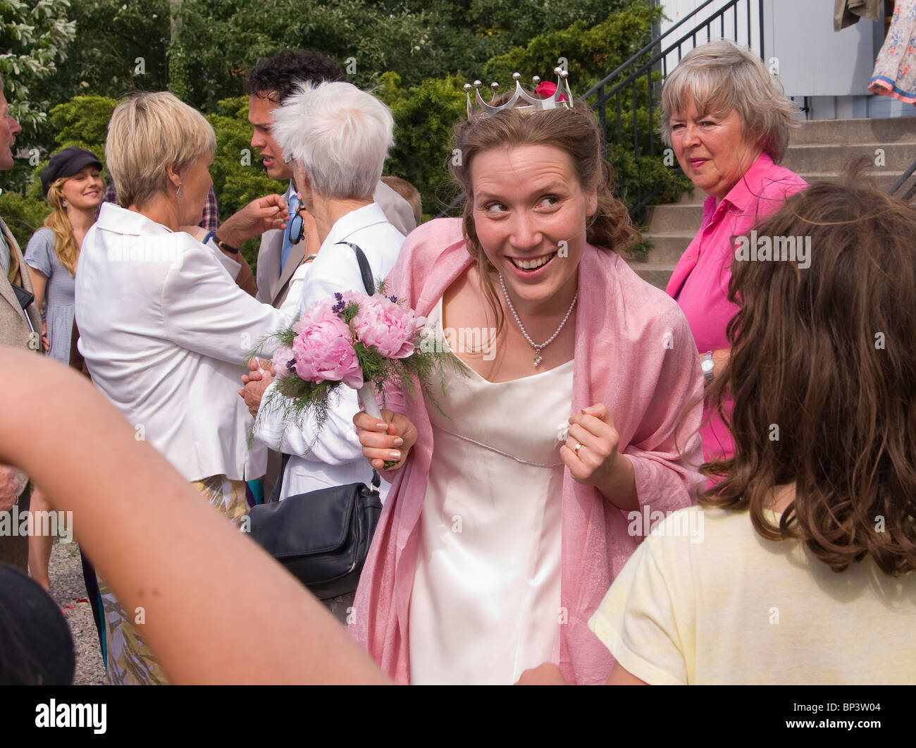 glückliche Braut unter ihren Gästen Stockfoto