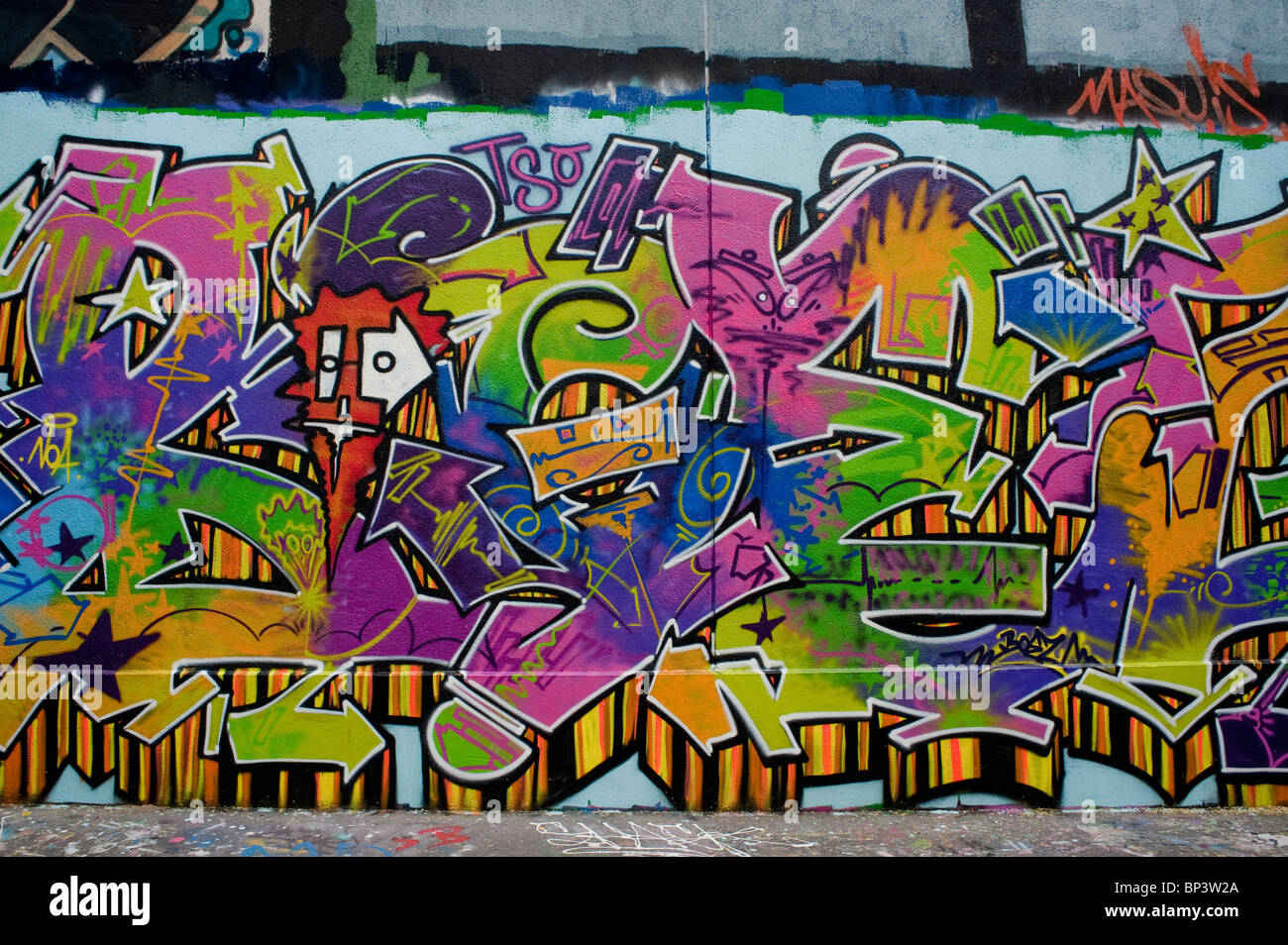 Paris, Frankreich, Street Scene, Painted Wall with Spray Paint, Graffiti Street Art, abstrakter Hintergrund, Urban Art Paris, Colourful Stockfoto