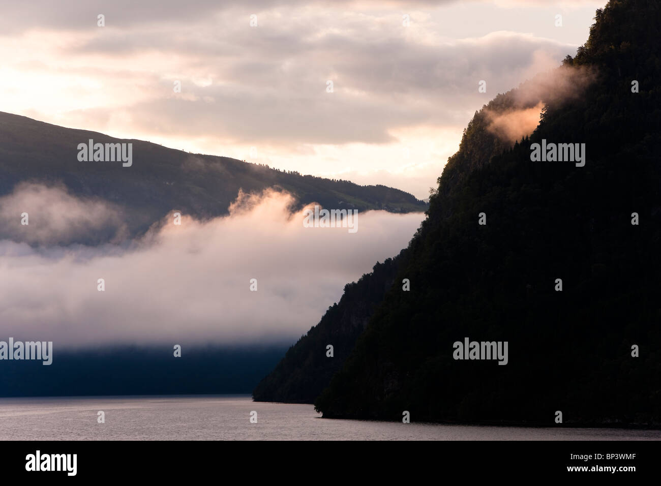 Norwegen Hundviksfjord Morgen Sonnenaufgang Hund Viksfjord niedrige Wolken Nebel Nebel Stockfoto