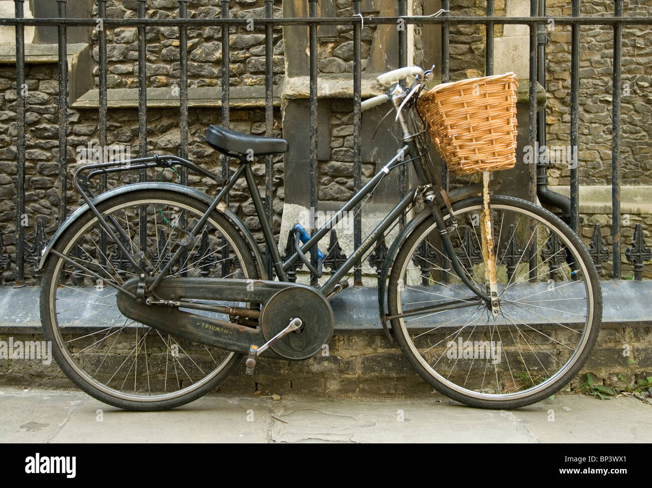 Triumph Damen Fahrrad geparkt gegen Geländer in Cambridge Stockfotografie -  Alamy