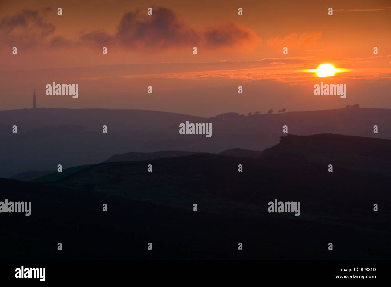 Sonnenuntergang über Croker Hill und den Peak District von Roach Ende, Peak District National Park, Staffordshire, England, Vereinigtes Königreich Stockfoto