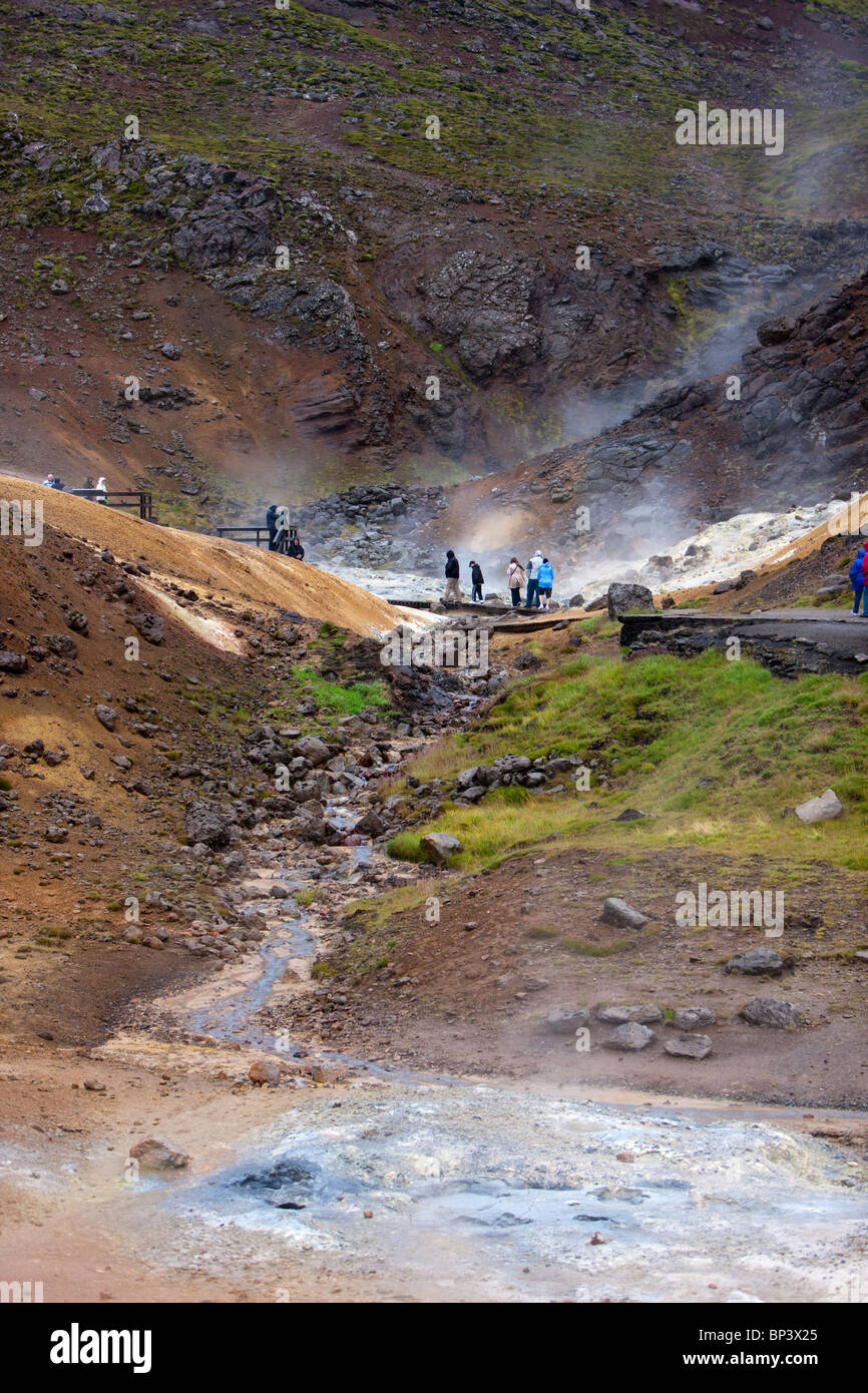 Touristen werden im Bereich Geothermie Krysuvík Reykjanes Halbinsel in Island Stockfoto