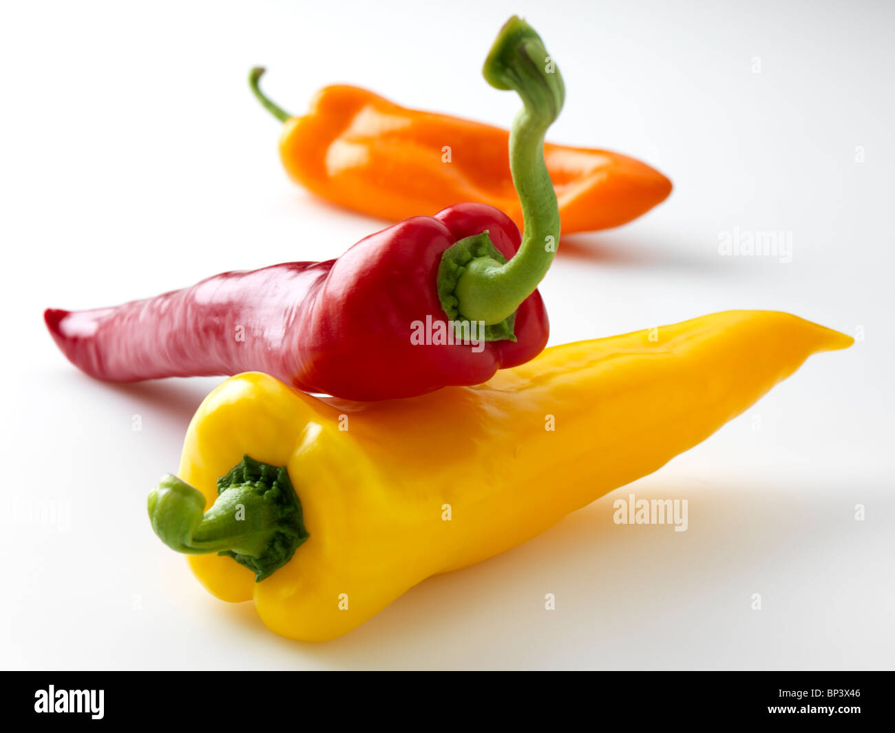 Rot gelb orange Paprika auf weißem Hintergrund Stockfoto