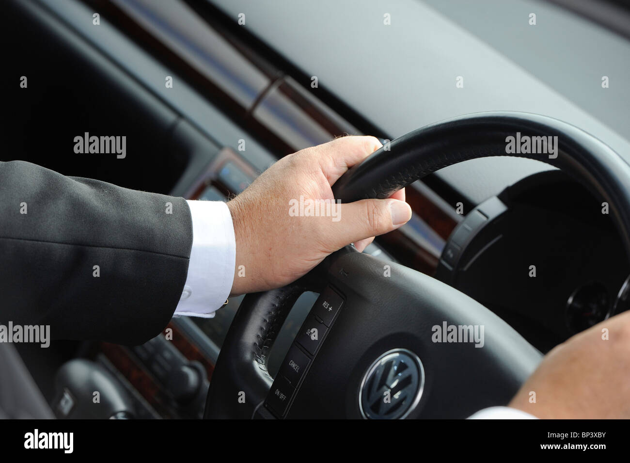 Ein Geschäftsmann am Steuer eines Autos von Volkswagen. Stockfoto