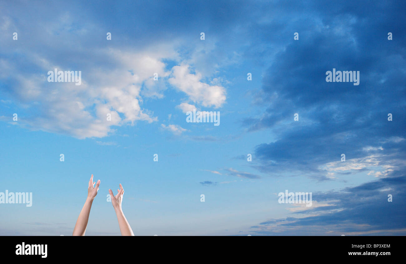 Hoffnung reichen Hände blauer Himmel Wolken Stockfoto