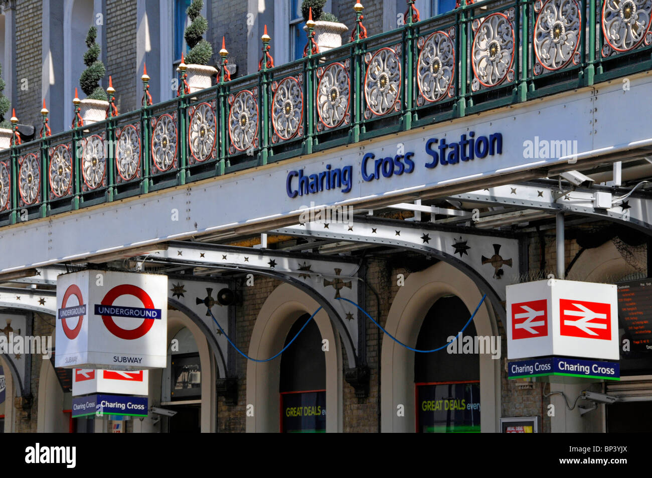 Charing Cross Station Haupteingang Zeichen Stockfoto Bild