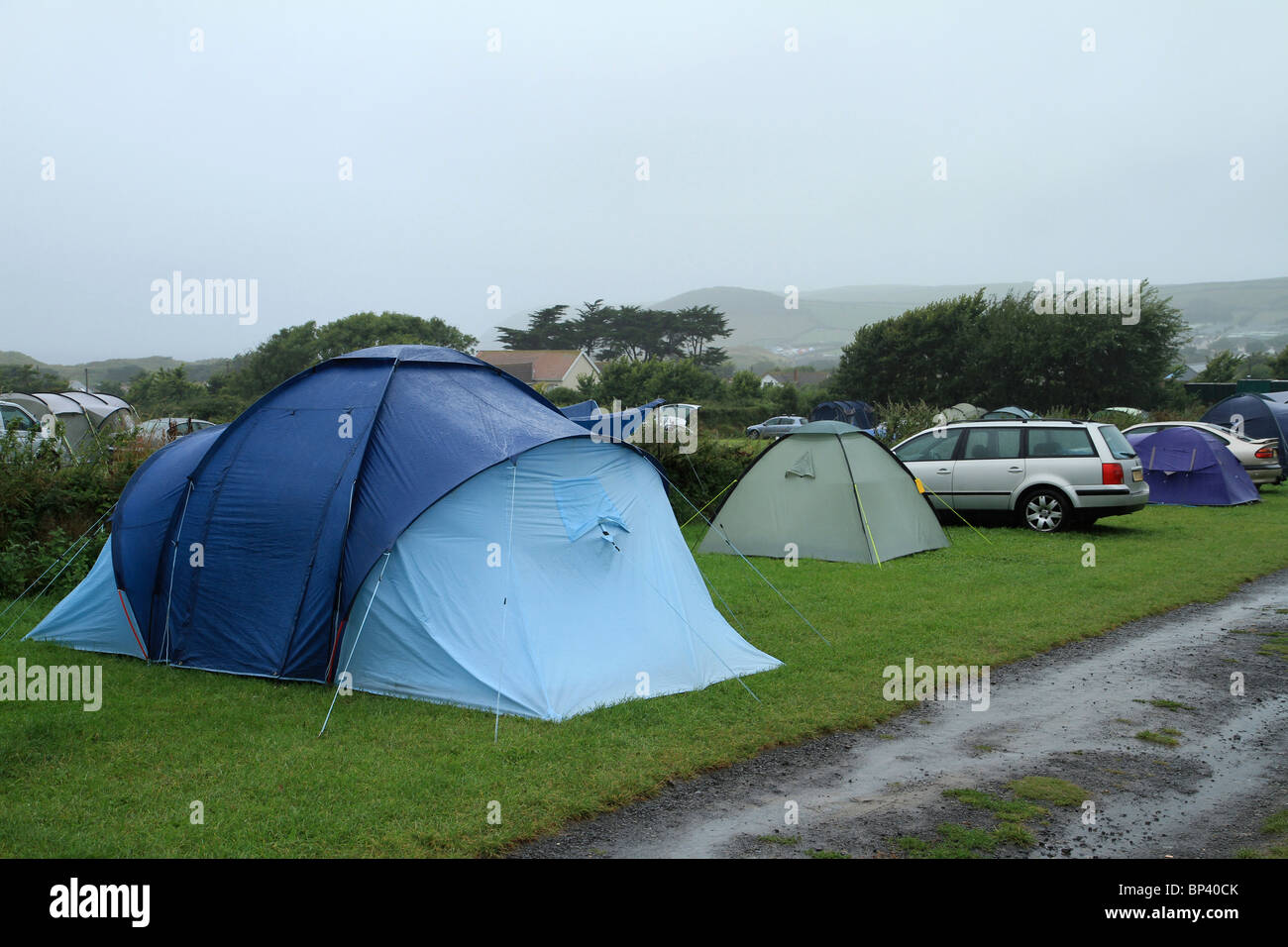 Zelten auf Campingplatz in Regen, England, Großbritannien Stockfoto