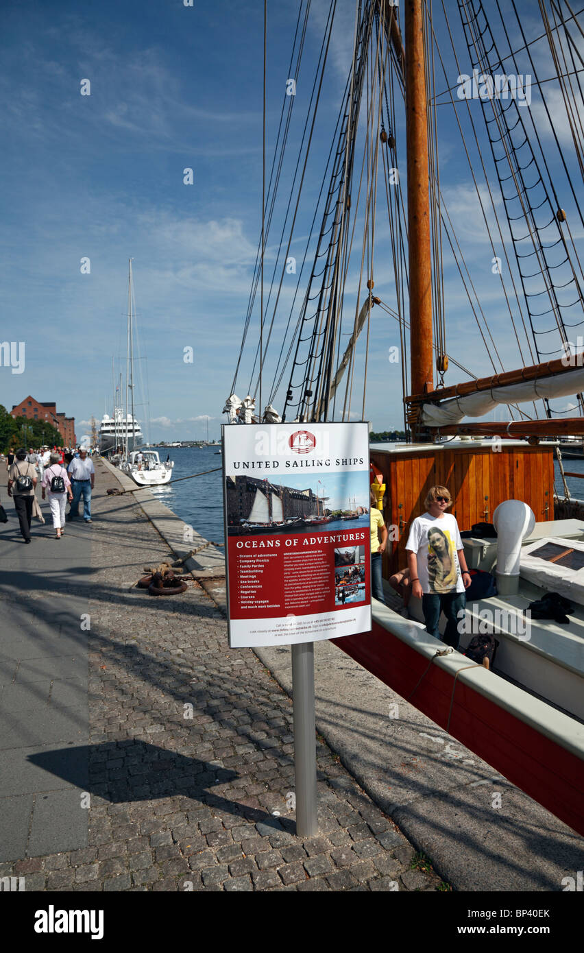Vereinigte Segeln Schiffe bieten Oceans of Adventures auf ihre Schoner im Hafen von Kopenhagen. Stockfoto