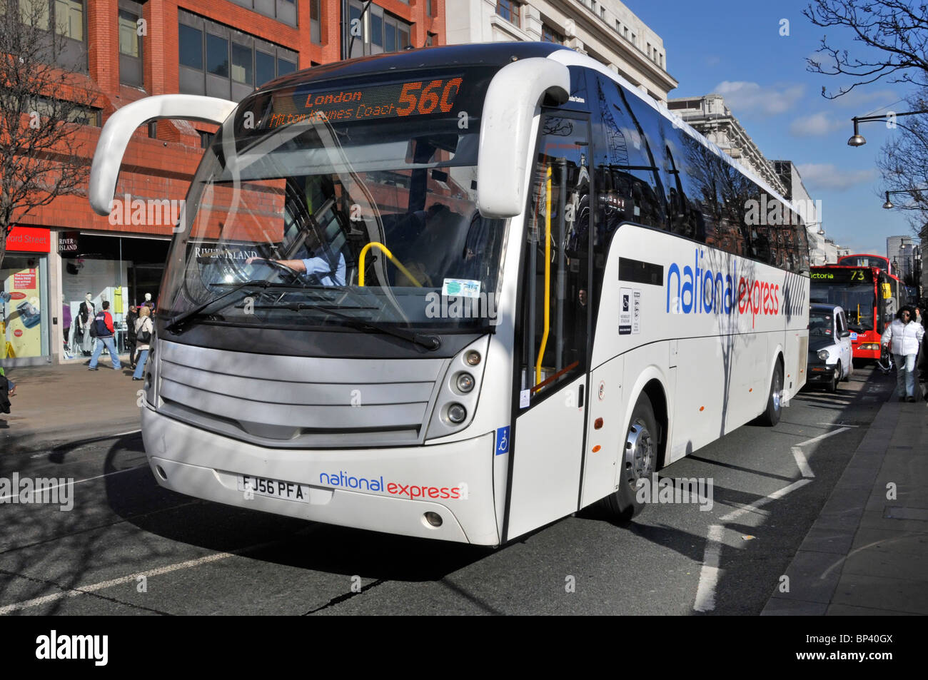 National Express Personenwagen & Fahrer kommen in den Verkehr auf der Oxford Street West End London England Großbritannien Stockfoto