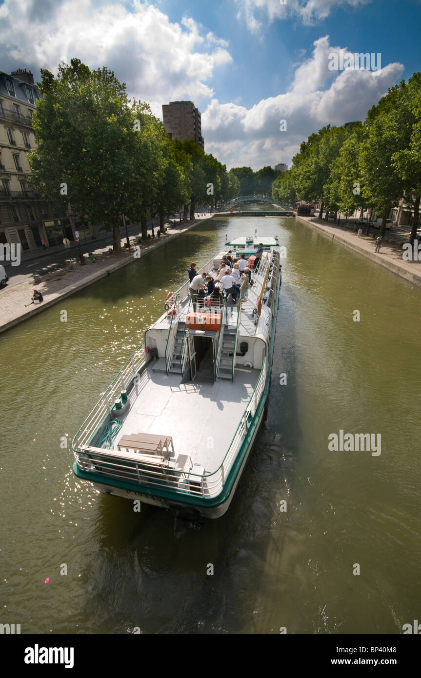 Touristen auf dem Canal Saint Martin Stockfoto