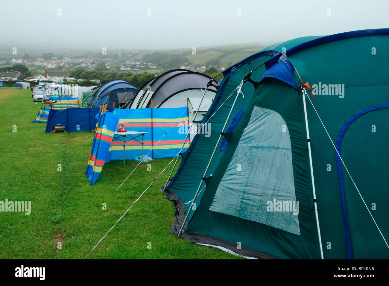 Zelten auf Campingplatz in Regen, England, Großbritannien Stockfoto