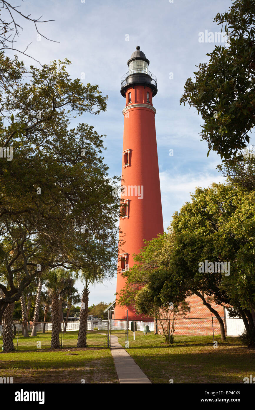 Ponce Inlet, FL - ist Mai 2010 - Ponce Inlet Leuchtturm, abgeschlossen im Jahre 1887, der höchste Leuchtturm in Florida Stockfoto