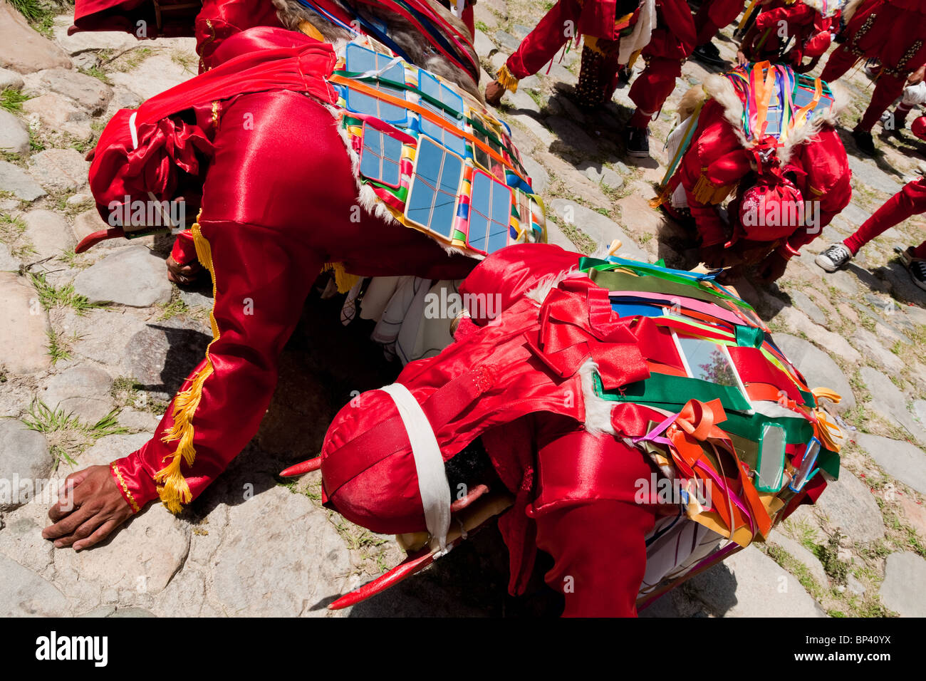 Die Teufel (Diablos) kniet nieder vor dem Altar während der religiösen Prozession in Atanquez, Sierra Nevada, Kolumbien. Stockfoto