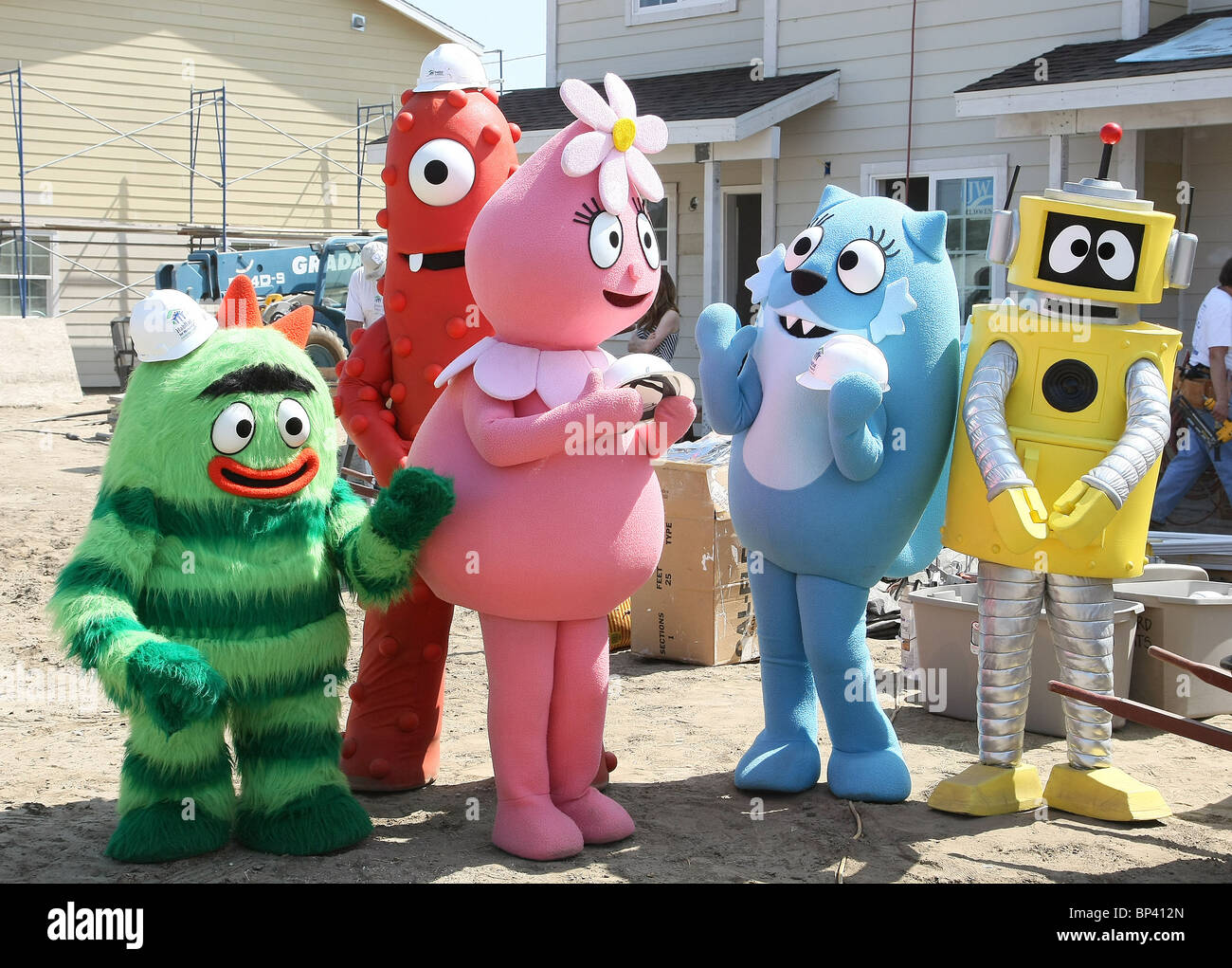 Yo Gabba Gabba Yo Gabba Gabba Und Promi Freunde Feiern Lebensraum Fur Menschlichkeit Partnerschaft Mit Home Build Lynwood Califor Stockfotografie Alamy