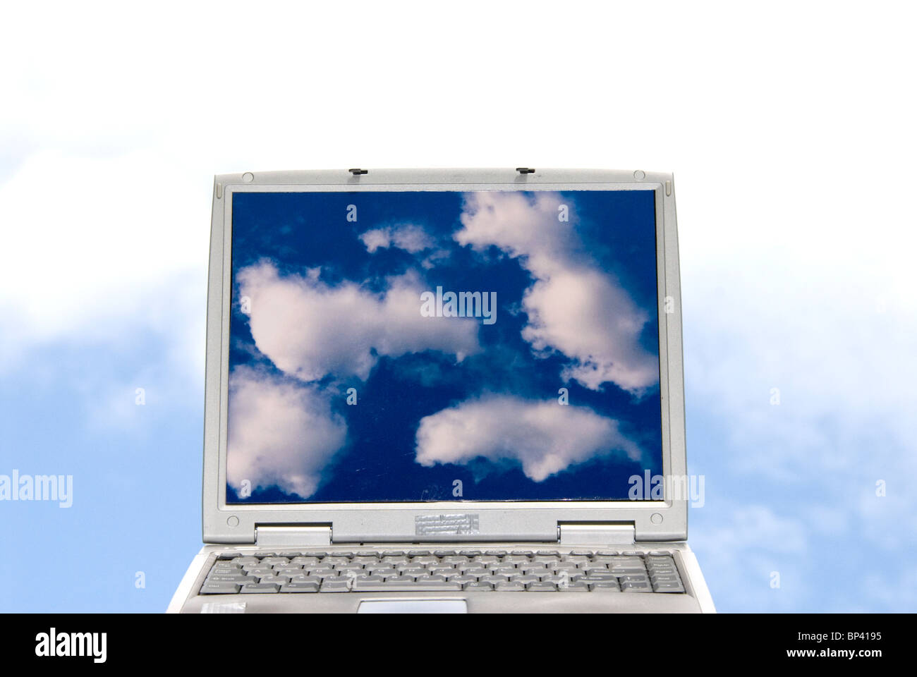 Laptop-Computer mit Wolke Bilder und Wolken im Hintergrund repräsentiert cloud-computing Stockfoto
