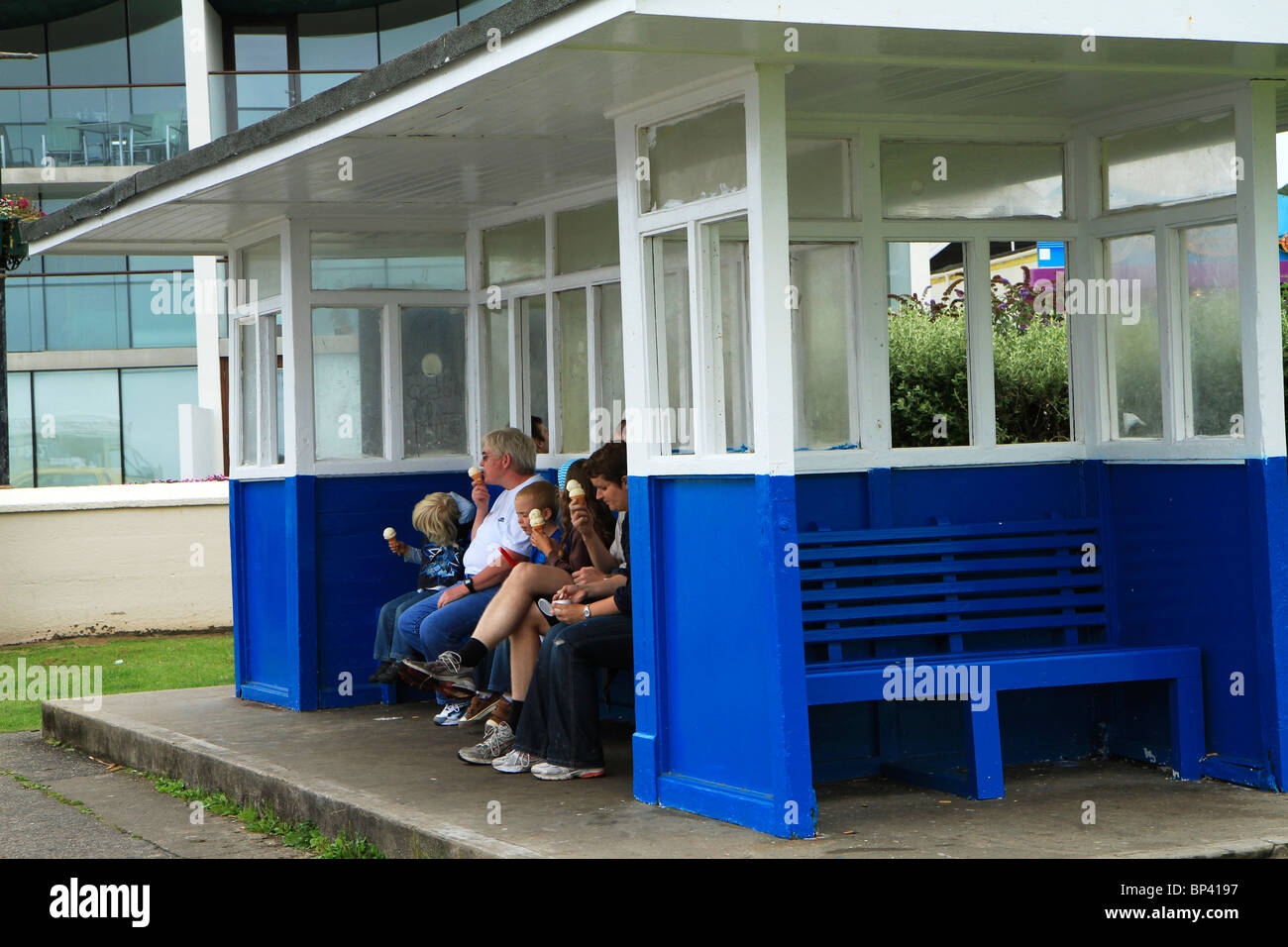 Familie essen Eis im Tierheim am Esplanade in Westward Ho!, Devon, UK Stockfoto