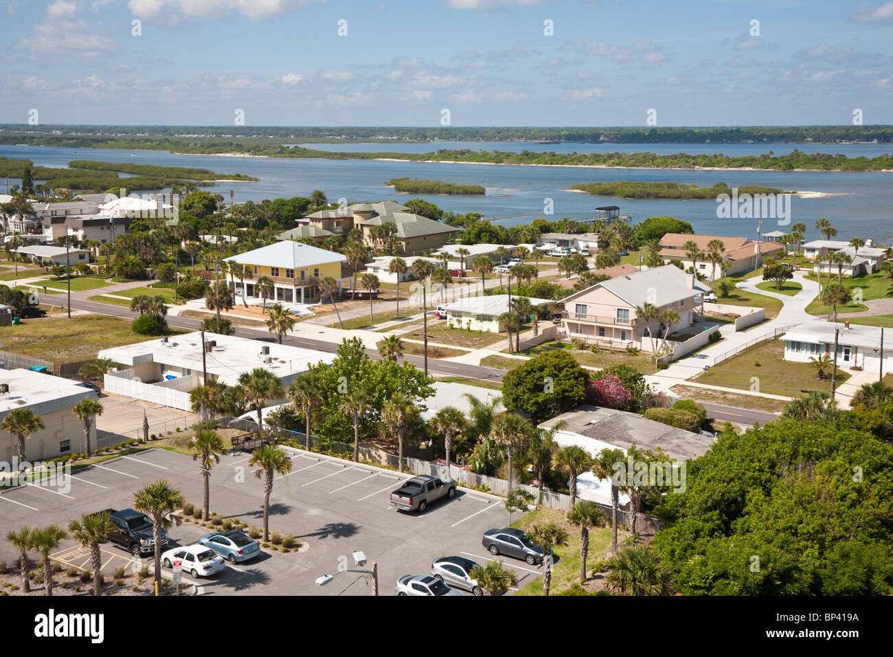 Privatvermietung und Wohnhäusern entlang Intracoastal Wasser-Strasse in Daytona Beach Shores, Florida Stockfoto