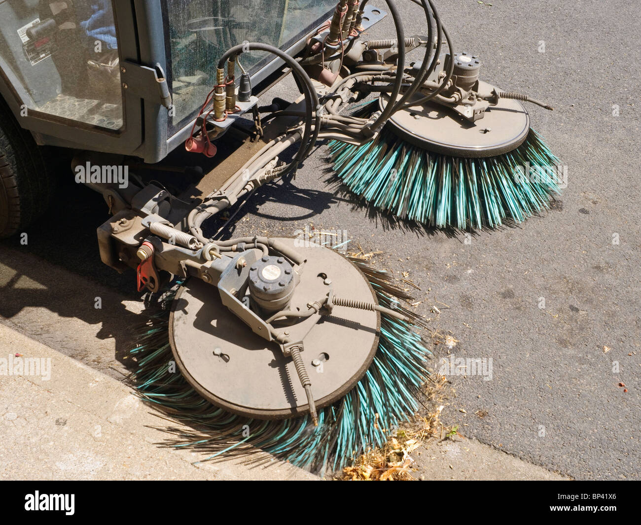 Rotierende Bürsten auf mechanische Kehrmaschine - Frankreich. Stockfoto