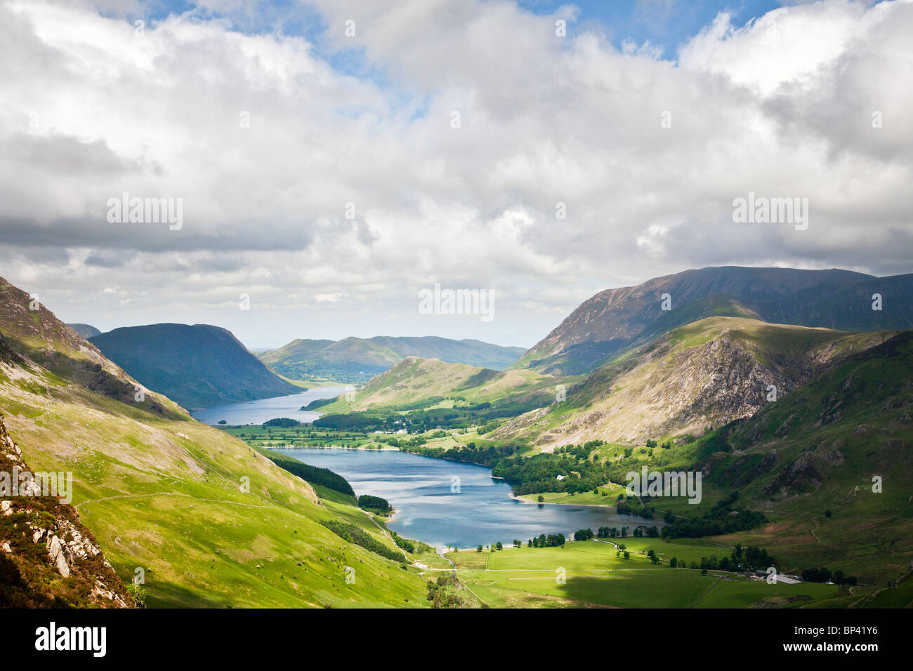 Blick über Buttermere & Crummock Wasser aus dem Heuhaufen Pfad, Nationalpark Lake District, Cumbria, England, UK Stockfoto