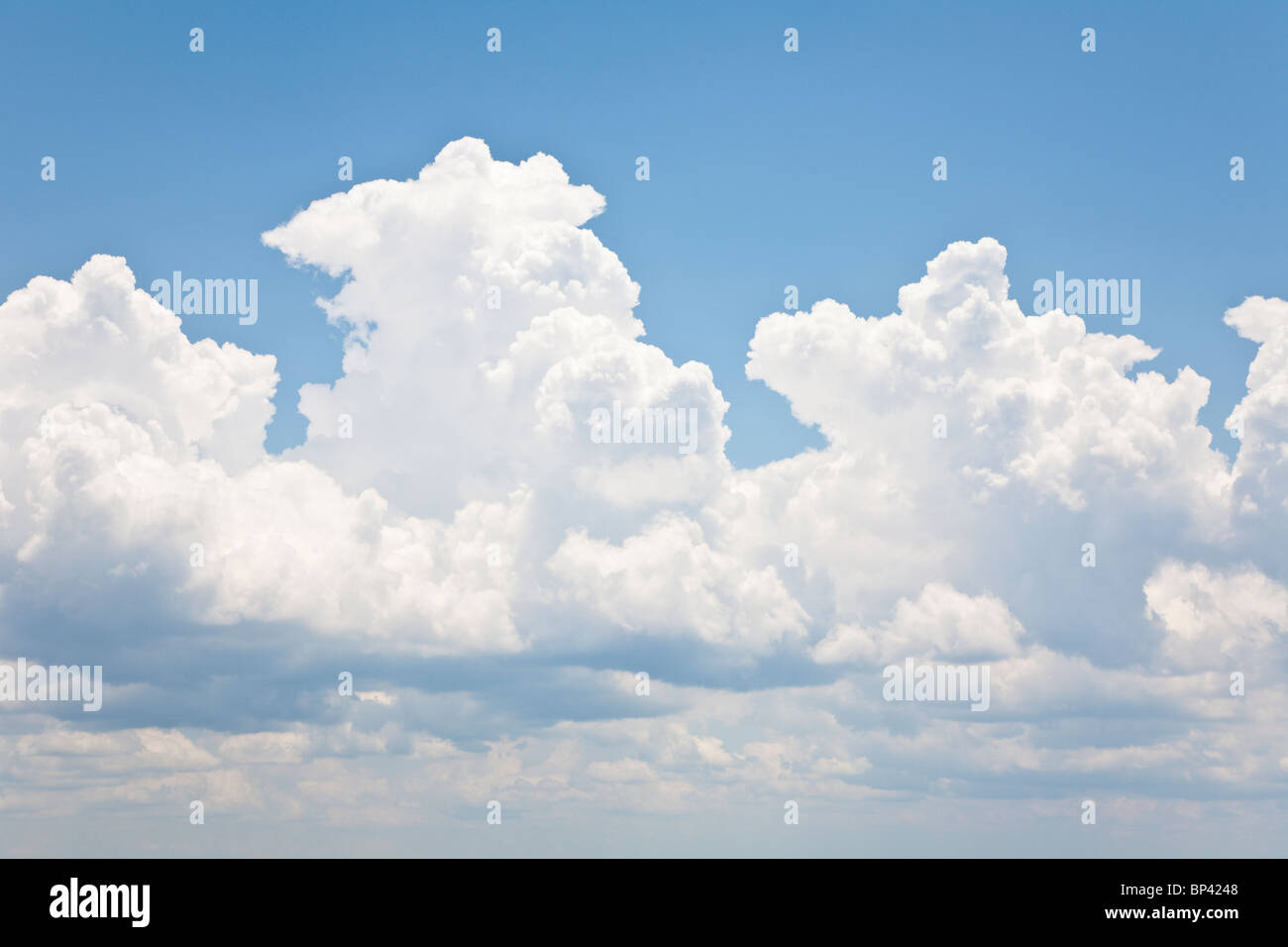 Lake George, FL - Mai 2010 - helle weiße flauschige Wolken am blauen Himmel Stockfoto