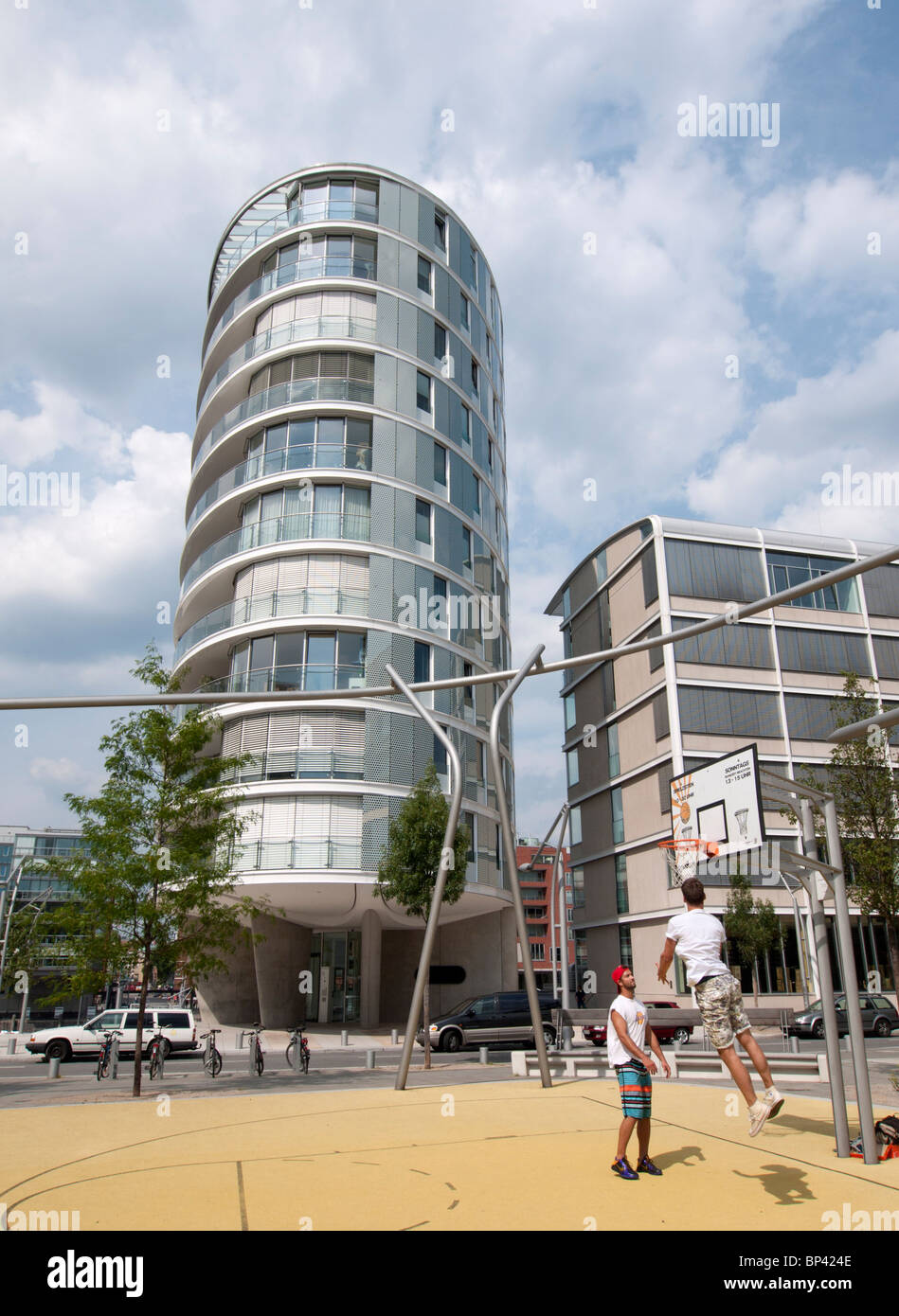 Moderne Wohnhäuser und Basketballplatz am Vasco Da Gamma Platz in der neuen Hafencty Immobilienentwicklung in Hamburg Deutschland Stockfoto