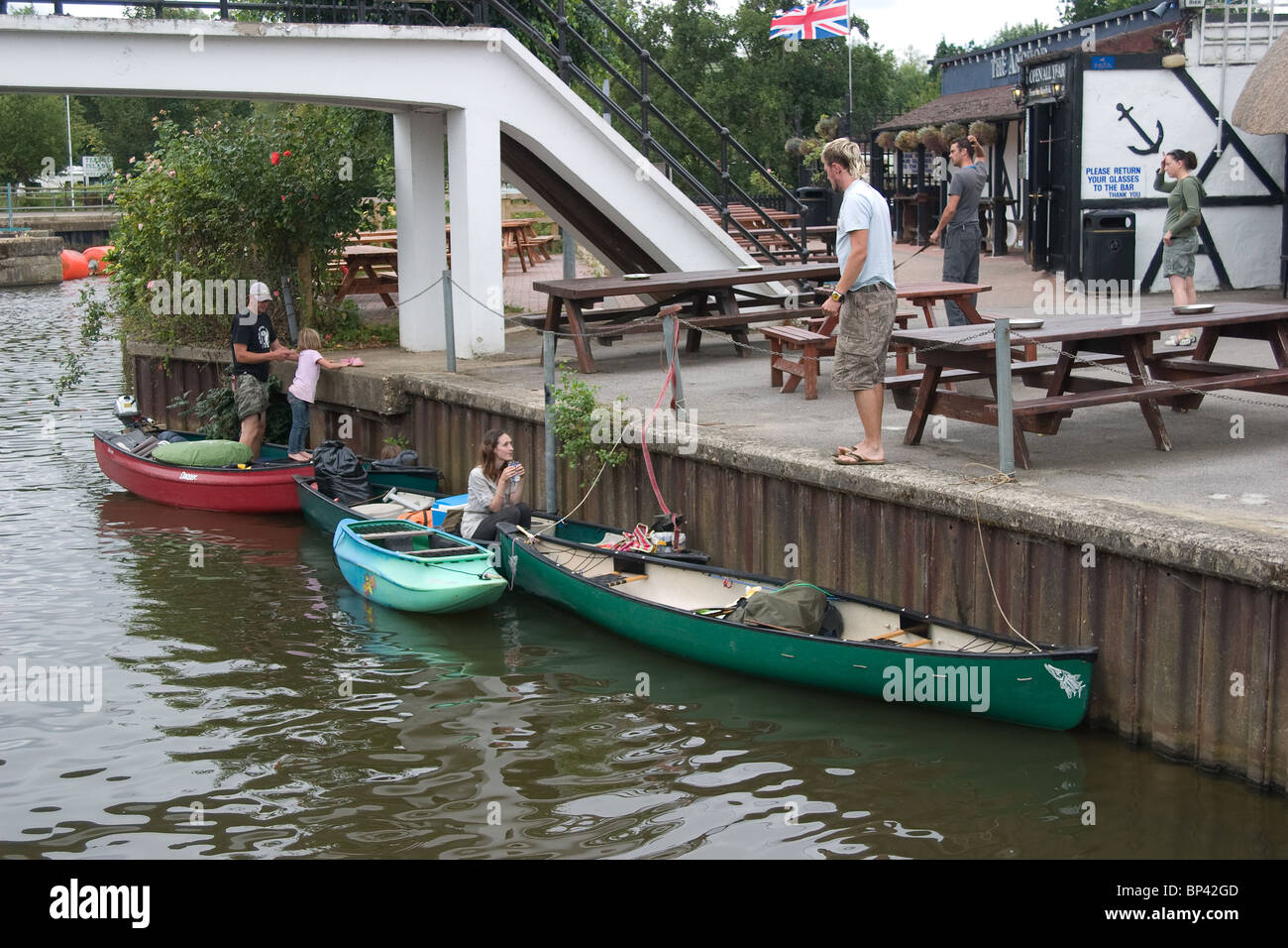 Kanusport Kanute Liegeplatz sprechen Pub Fluss besuchen Stockfoto